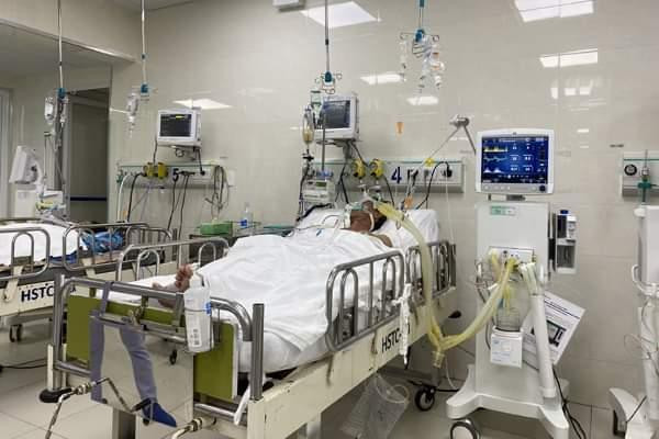 Một trong ba nạn nhân đang được cấp cứu tại bệnh viện. Một trong ba nạn nhân đang được cấp cứu tại bệnh viện.