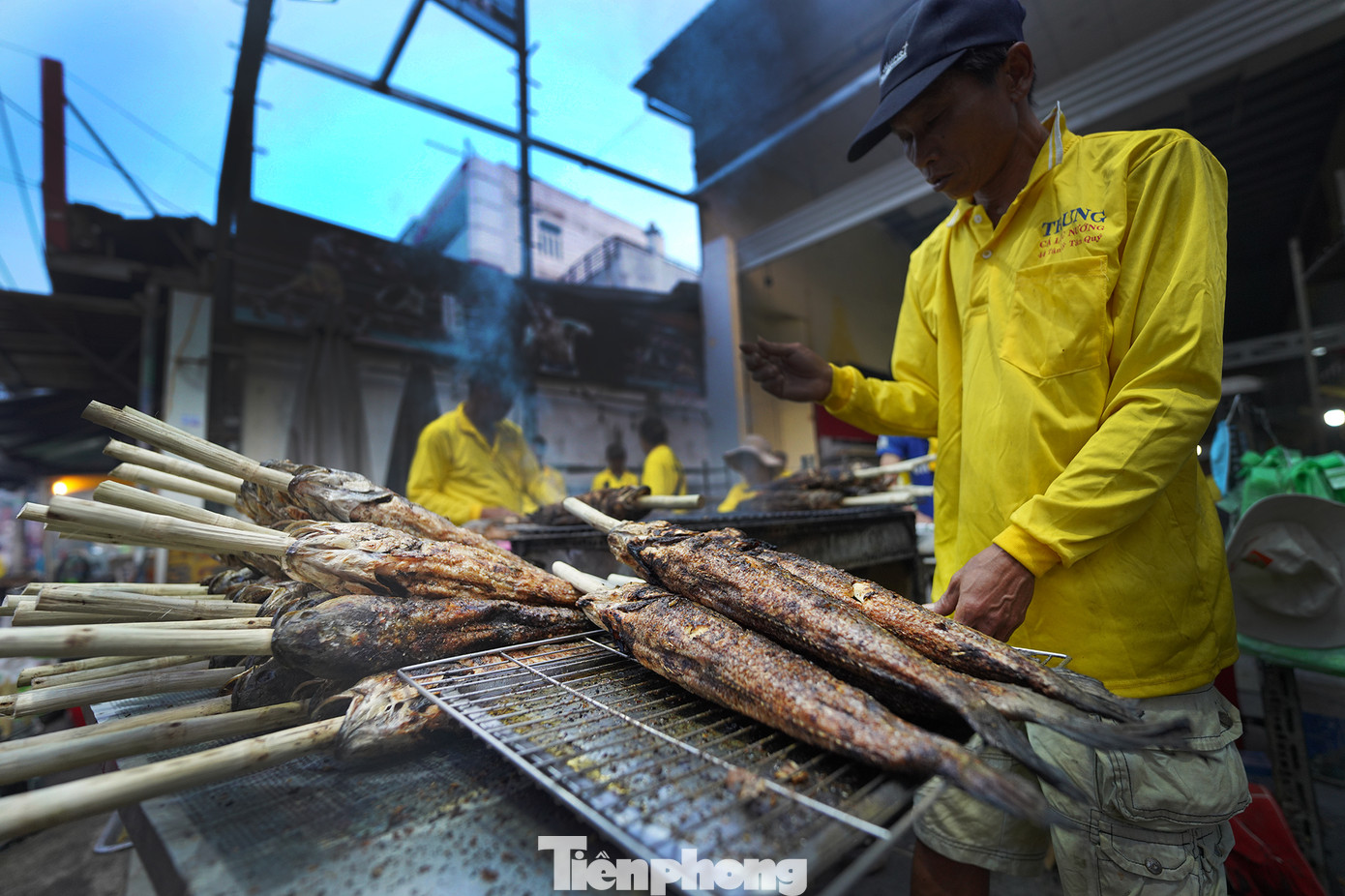 Hôm nay, giá cá bán ra khác hơn hôm qua, chủ cơ sở tăng lên 3 loại. Khách hàng có thể chọn loại cá 200.000 đồng, 220.000 đồng và 230.000 đồng. Món cá lóc nướng mía ở đây có cách chế biến đặc biệt, cá lóc tươi ngon được nướng cùng với mía, tạo ra hương vị ngọt thanh, đậm đà, mang lại cảm giác thịnh vượng, may mắn trong năm mới.