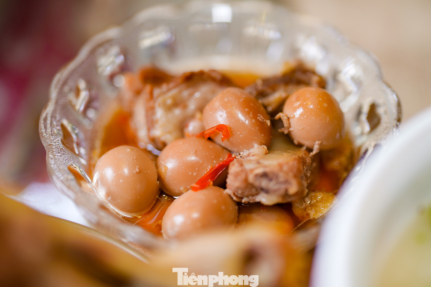 &quot;Theo tôi biết, món thịt kho hột vịt múc ra nhìn đẹp mắt trong mâm cơm ngày tết. Miếng thịt vuông vức. Hột vịt tròn. Như biểu tượng cho âm dương cân bằng, tinh tế. Trứng tròn còn là biểu tượng của sự sung túc, sinh sôi, mong một năm mới an khang, con cháu đông đàn... Nếu ai không thích ăn hột vịt có thể thay bằng trứng cút, nhỏ hơn, nhìn đỡ ngán hơn&quot;, ông Nguyễn Thành Tân, anh trai của bà Thu Ba chia sẻ.