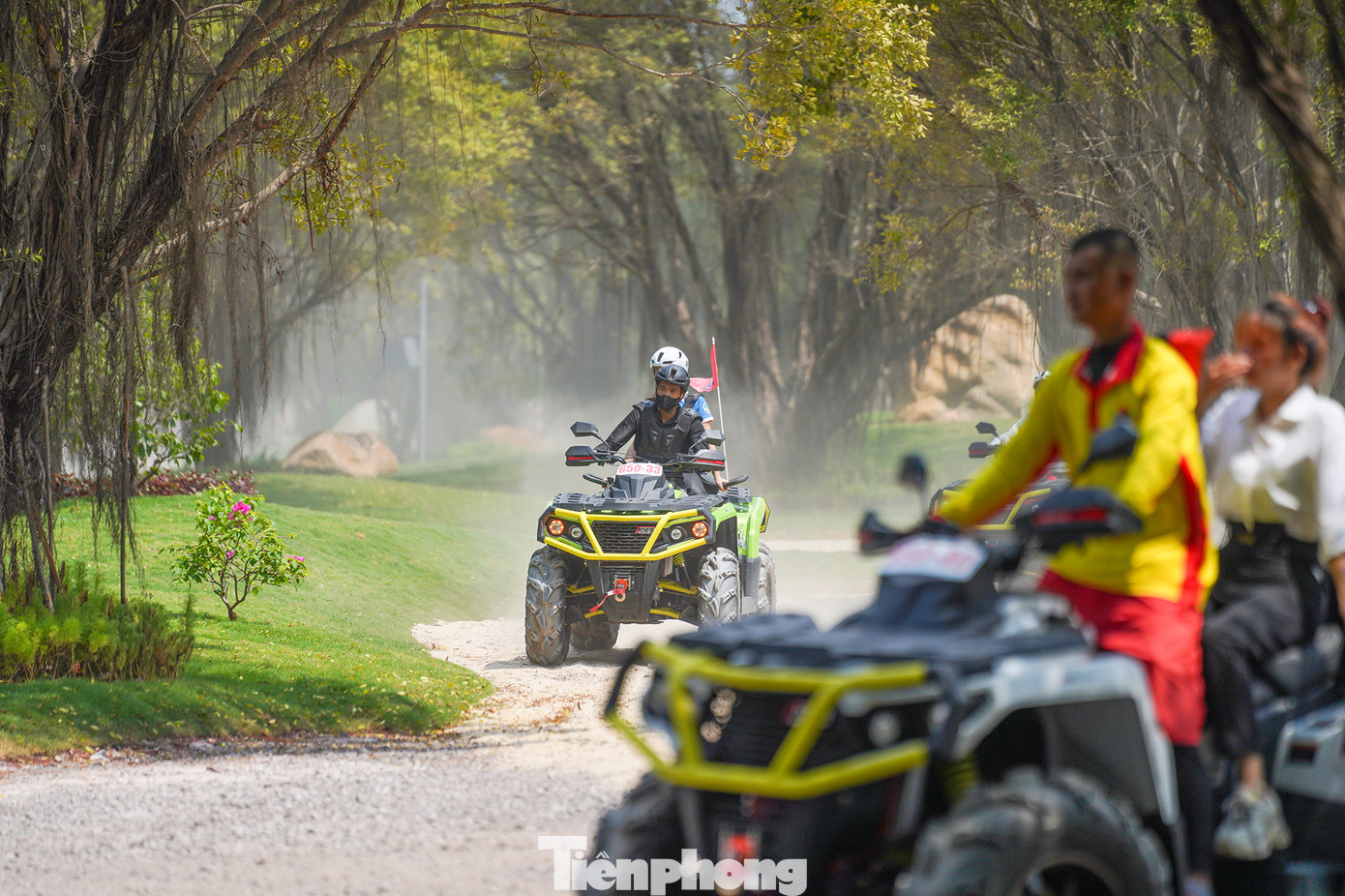 Một trải nghiệm khác chính là ngồi trên những chiếc xe địa hình 4 bánh 650 phân khối, luồn lách qua những tán cây nhiệt đới sẽ là lựa chọn cho những ai yêu thích cảm giác mạnh.