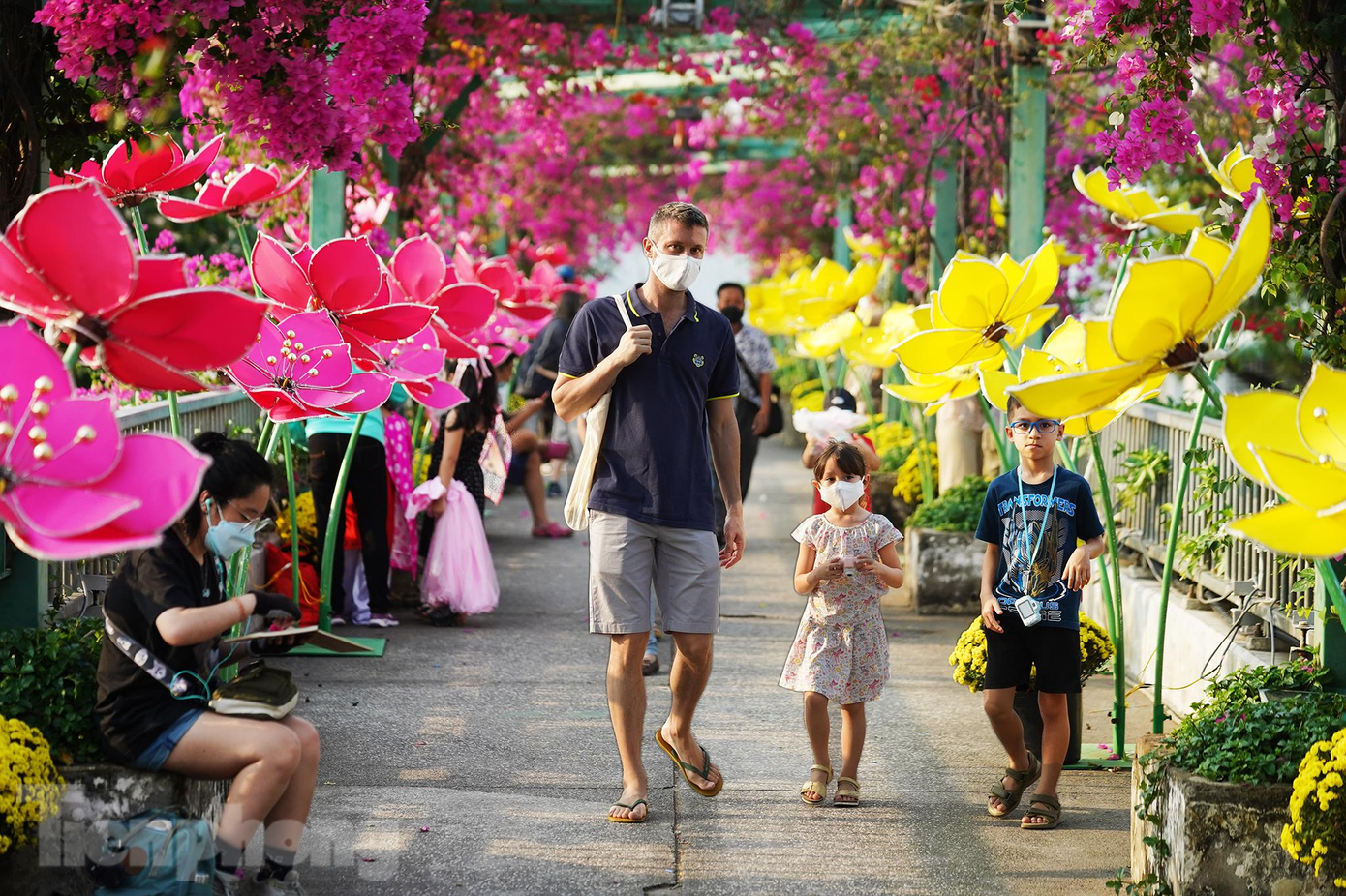 Sắc xuân trên những cầu bộ hành tại khu chợ cũng thu hút rất đông du khách, người nước ngoài, nhiếp ảnh gia đến sáng tác.