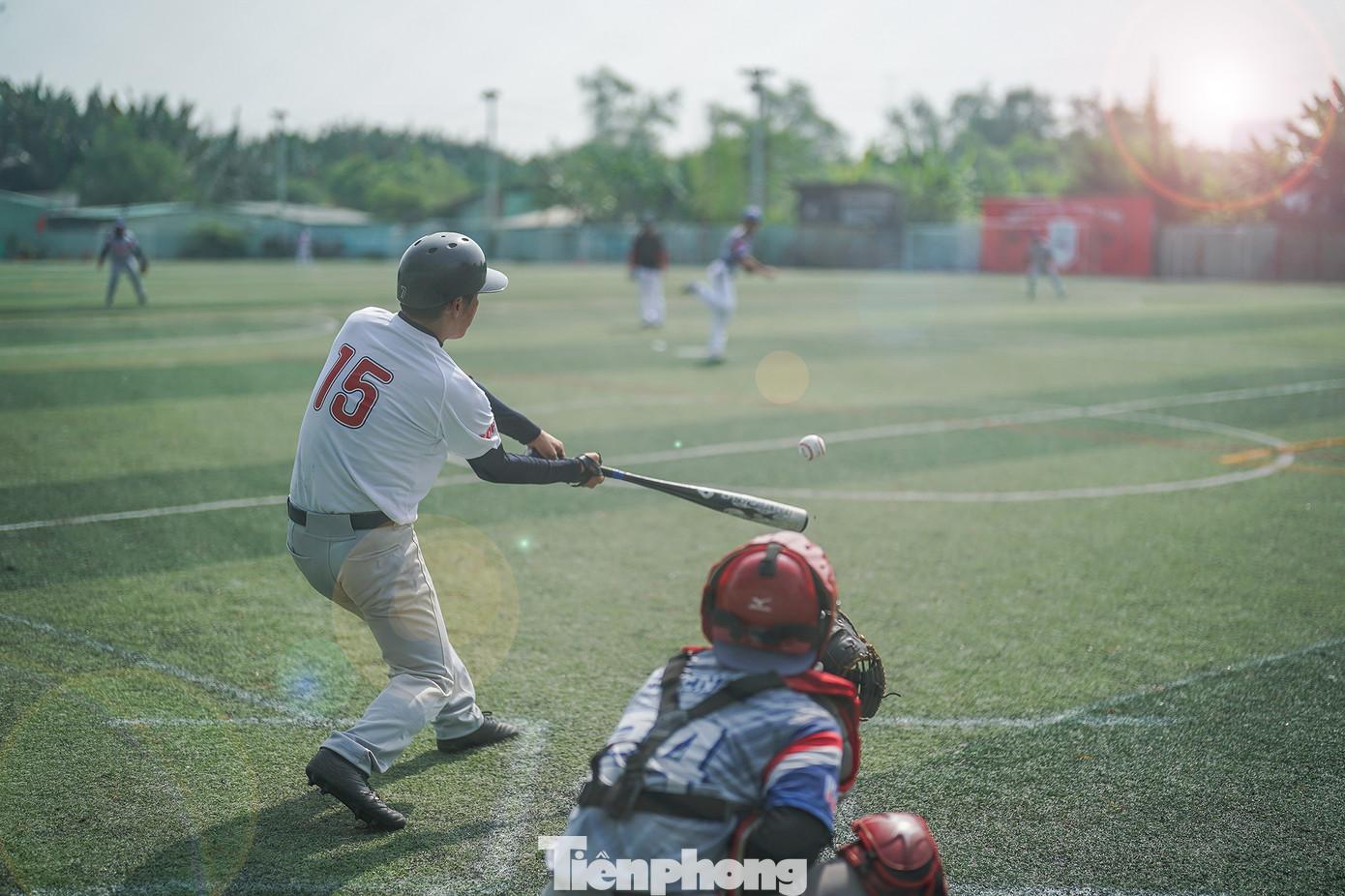 Sân bóng chày được chia thành 2 phần là sân trong và sân ngoài, ngăn cách nhau bằng một đường vôi trắng. Dụng cụ dùng trong bộ môn này cũng khá đơn giản, bao gồm gậy, bóng, găng tay và một số dụng cụ bảo hộ khác.