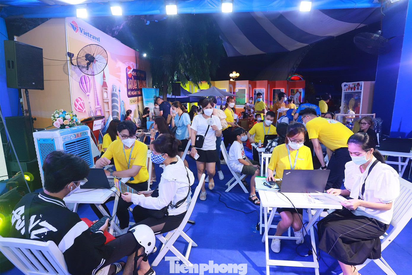 Tại gian hàng đơn vị Vietravel, khách mua tour trong nước trọn gói được ưu đãi 900.000 đồng và 1,5 triệu đồng cho tour nước ngoài. Riêng khách mua tour Singapore được tặng 1 cây dù và mua tour Thái Lan được tặng 1 áo thun. Ngoài ra, các tour Trung Đông, Thổ Nhĩ Kỳ, Maldives, Sri Lanka giảm 1 triệu đồng/khách; các tour Âu - Úc - Mỹ - Canada giảm 1,5 triệu đồng/khách. Tại đây cũng có nhiều quà tặng kèm khi khách mua tour và có thêm trải nghiệm 60 phút làm tiếp viên hàng không Vietravel Airlines vào ngày 15/5.