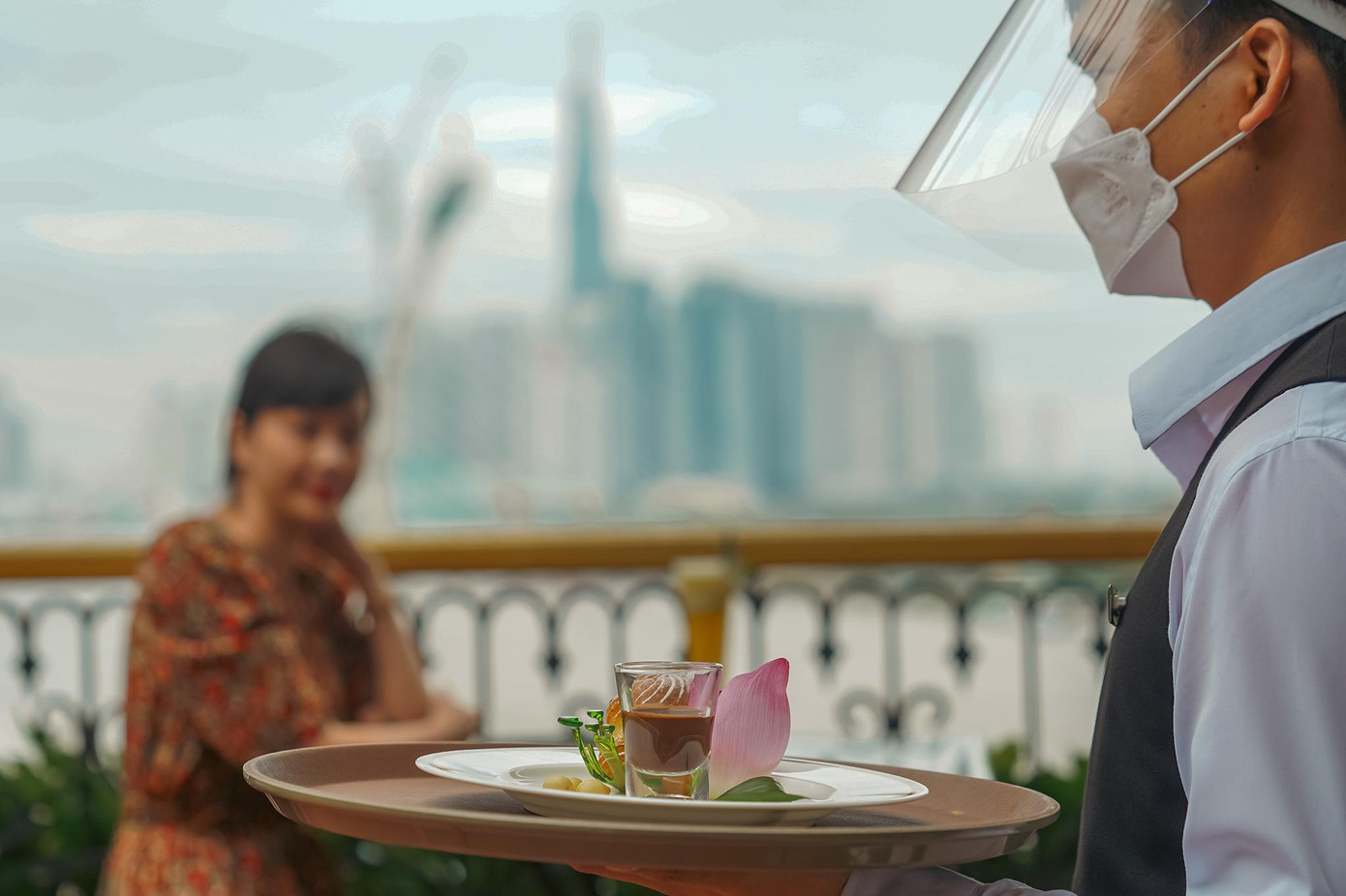 "Tôi cũng yên tâm khi nhân viên phục vụ tuân thủ nghiêm 5K khi tiếp xúc với thực khách", chị Hạnh nhận xét.