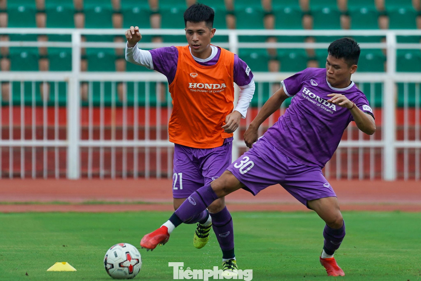 Giống với Văn Đức, Đình Trọng cũng trải qua chuỗi ngày dài vì chấn thương. Chiều 29/5, Đình Trọng bung sức tranh cướp bóng trong các bài tập đối kháng.