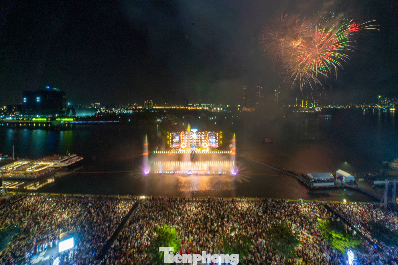 Sau hai năm dừng do COVID-19, TPHCM đã tổ chức bắn pháo hoa giao thừa Tết Nguyên đán ở 6 điểm, trong đó một vị trí mới tại huyện Bình Chánh.