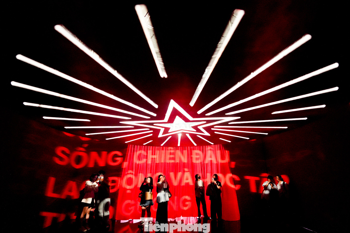 Không gian kích thích thị giác với trụ xoay in bóng những câu nói chân lý của Bác Hồ dạy CAND, cũng như khẩu hiệu, khẩu lệnh của lực lượng... Không gian kích thích thị giác với trụ xoay in bóng những câu nói chân lý của Bác Hồ dạy CAND, cũng như khẩu hiệu, khẩu lệnh của lực lượng...