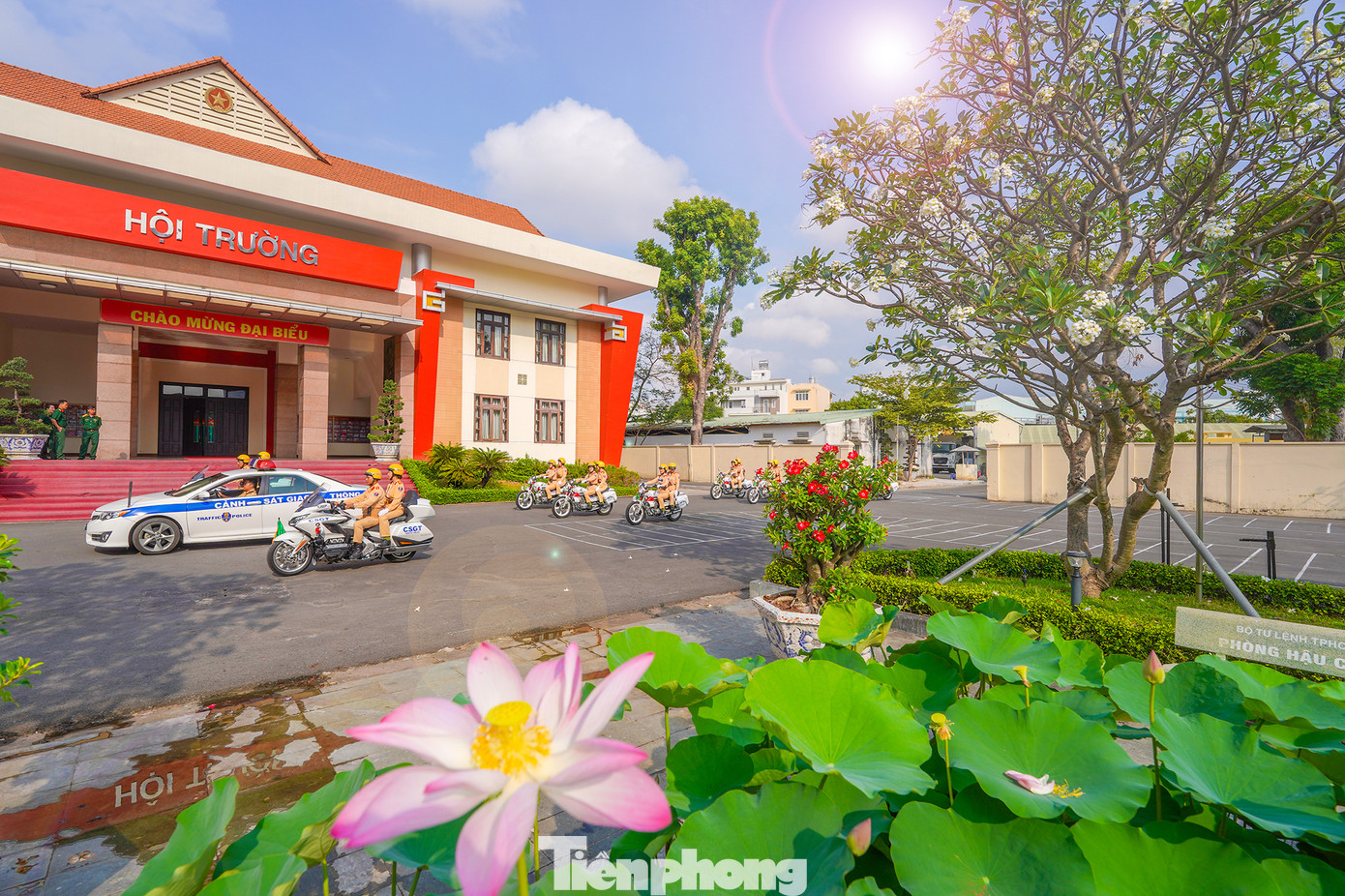 Những ngày đầu xuân, lực lượng nữ CSGT mô tô dẫn đoàn vẫn tích cực tập luyện cùng các đồng nghiệp nam dưới tiết trời nắng gắt. Những ngày đầu xuân, lực lượng nữ CSGT mô tô dẫn đoàn vẫn tích cực tập luyện cùng các đồng nghiệp nam dưới tiết trời nắng gắt.