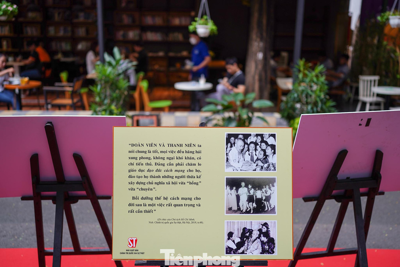 Không gian trưng bày có cả cà phê sách nên du khách tiếp cận với những tư liệu quý về Bác khá dễ dàng. Không gian trưng bày có cả cà phê sách nên du khách tiếp cận với những tư liệu quý về Bác khá dễ dàng.