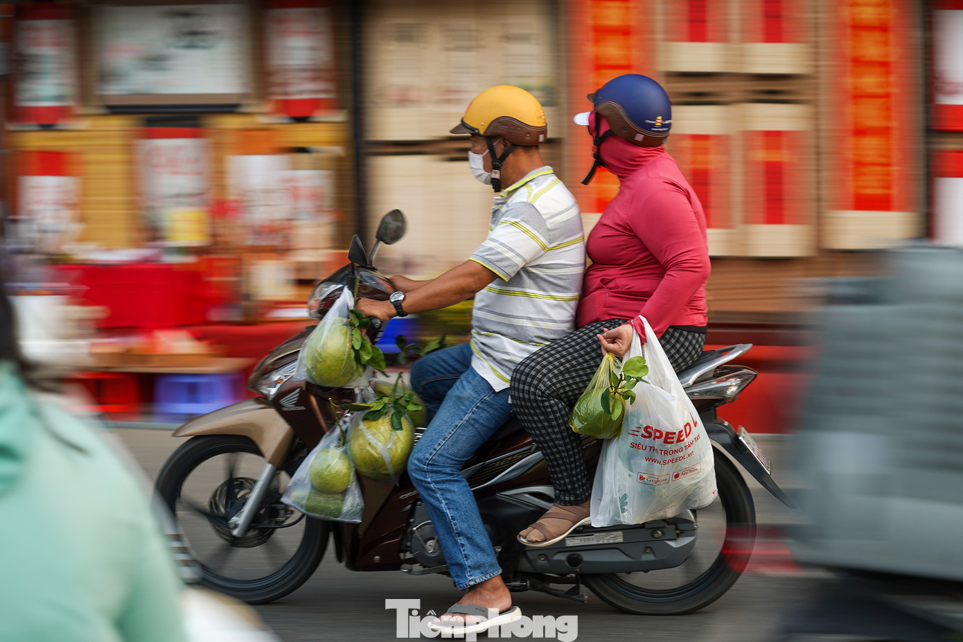 "Năm nay, tôi thấy giá bưởi khá rẻ nên mua luôn 4 cặp, giá chưa tới 200.000 đồng", một người dân chia sẻ.