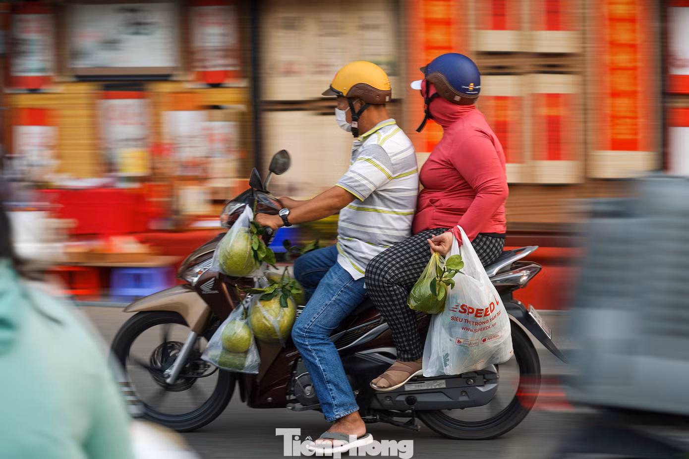 "Năm nay, tôi thấy giá bưởi khá rẻ nên mua luôn 4 cặp, giá chưa tới 200.000 đồng", một người dân chia sẻ.