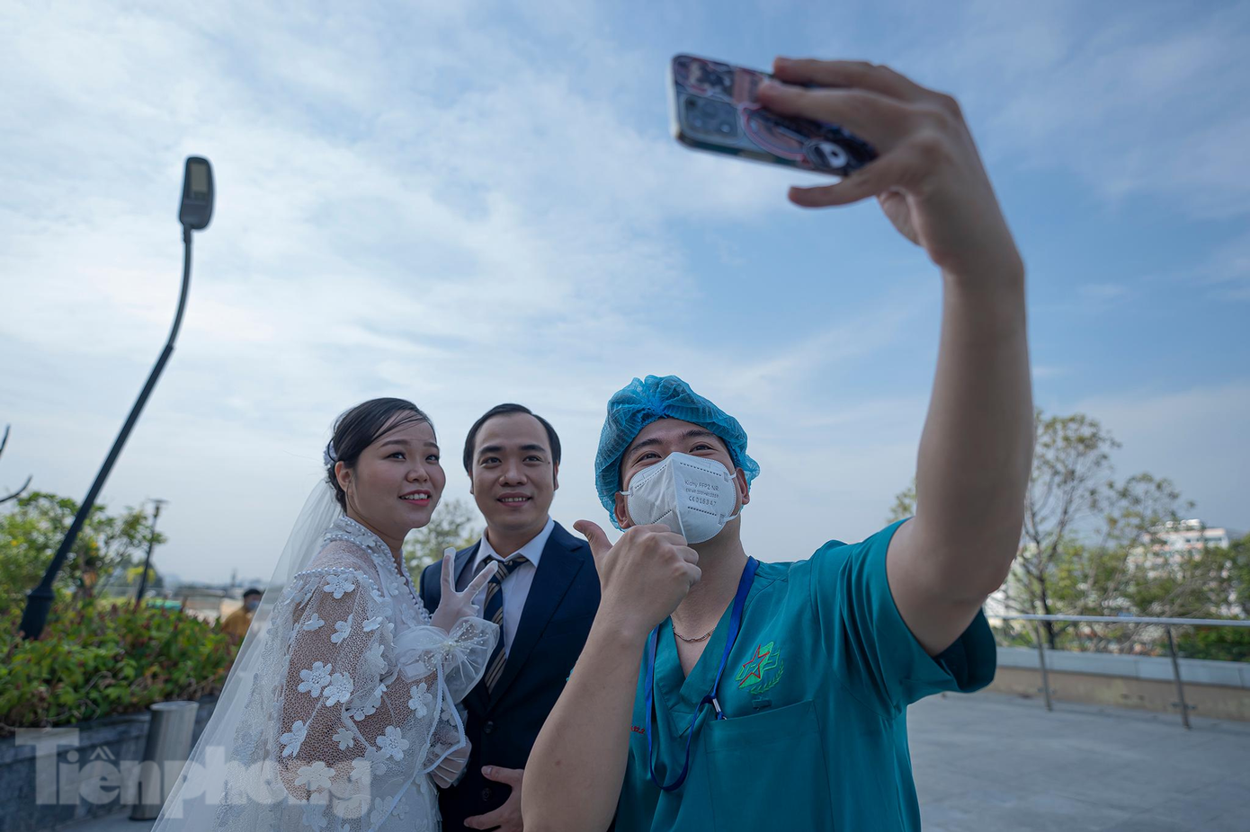 Vừa xuống ca, cán bộ này chạy ngay ra chụp ảnh lưu niệm cùng đồng nghiệp. Vừa xuống ca, cán bộ này chạy ngay ra chụp ảnh lưu niệm cùng đồng nghiệp.