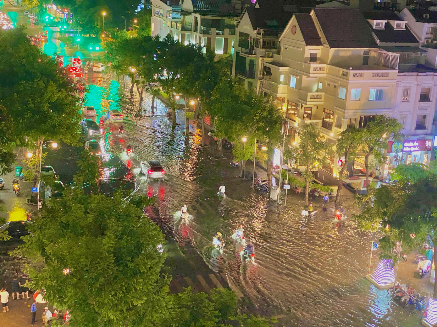 Theo chị Ngọc (ngụ tại chung cư Hưng Vượng 2), cơn mưa lớn chiều 27/5 khiến chị chạy xe máy khá khó khăn. &quot;Tôi phải đón bé ở trường nên dính mưa. Về tới đây, tôi phải nhờ bé xuống đẩy phụ xe vì xe ô tô chạy tạo sóng khá lớn, mặc dù nước ngập sâu chỉ hơn nửa bánh xe&quot;, chị Ngọc kể.