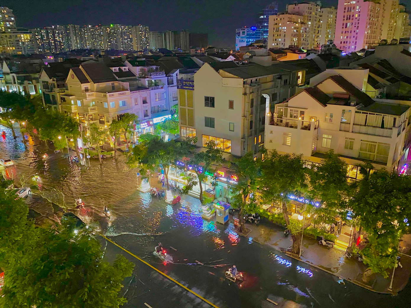 Theo chị Ngọc (ngụ tại chung cư Hưng Vượng 2), cơn mưa lớn chiều 27/5 khiến chị chạy xe máy khá khó khăn. &quot;Tôi phải đón bé ở trường nên dính mưa. Về tới đây, tôi phải nhờ bé xuống đẩy phụ xe vì xe ô tô chạy tạo sóng khá lớn, mặc dù nước ngập sâu chỉ hơn nửa bánh xe&quot;, chị Ngọc kể.