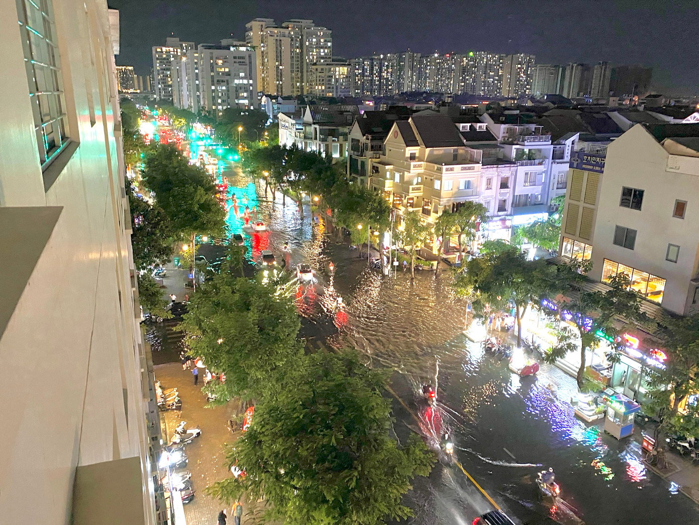 Theo chị Ngọc (ngụ tại chung cư Hưng Vượng 2), cơn mưa lớn chiều 27/5 khiến chị chạy xe máy khá khó khăn. &quot;Tôi phải đón bé ở trường nên dính mưa. Về tới đây, tôi phải nhờ bé xuống đẩy phụ xe vì xe ô tô chạy tạo sóng khá lớn, mặc dù nước ngập sâu chỉ hơn nửa bánh xe&quot;, chị Ngọc kể.