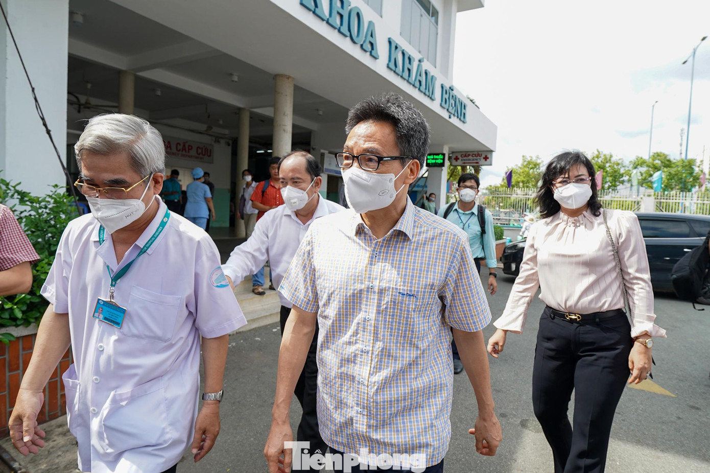 Phó Thủ tướng Vũ Đức Đam thị sát công tác phòng, chống dịch COVID-19, sốt xuất huyết tại Bệnh viện Bệnh Nhiệt đới TPHCM (quận 5, TPHCM) sáng 30/6.