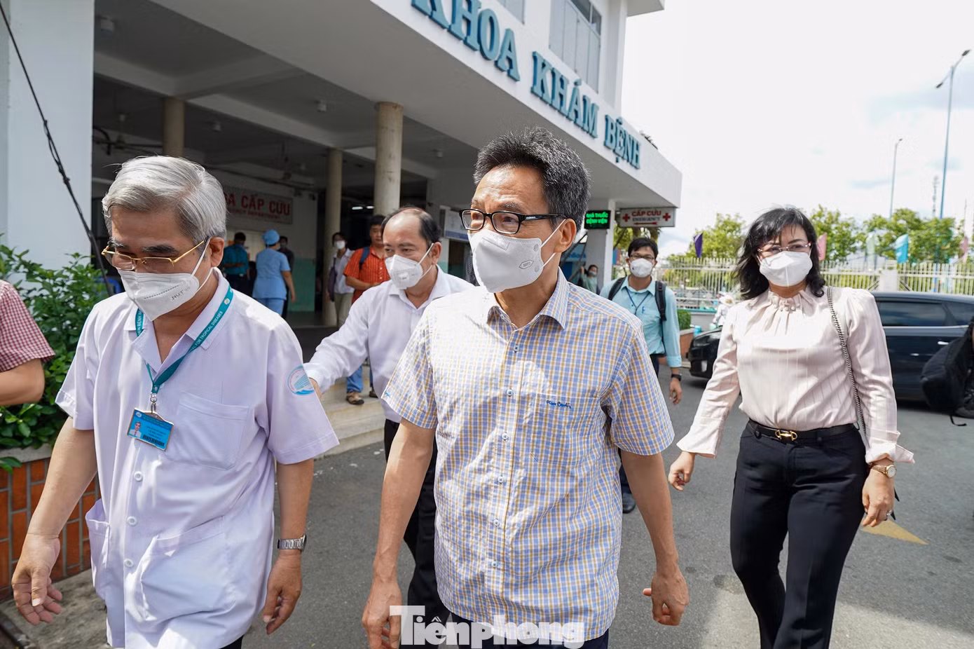 Phó Thủ tướng Vũ Đức Đam thị sát công tác phòng, chống dịch COVID-19, sốt xuất huyết tại Bệnh viện Bệnh Nhiệt đới TPHCM (quận 5, TPHCM) sáng 30/6.
