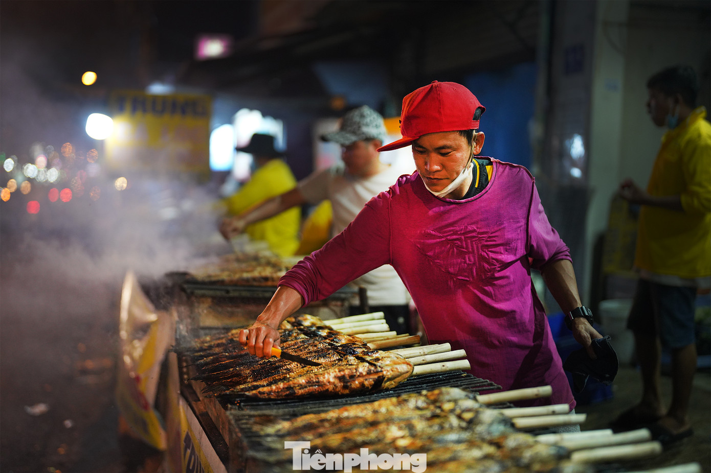 Theo người quản lý cơ sở này, để phục vụ cho ngày vía Thần tài, quán đã chuẩn bị khoảng 1000 con cá lóc làm món nướng mía. Vào dịp ngày vía Thần tài (mùng 10 tháng Giêng âm lịch), các cửa hàng trên đường Tân Kỳ Tân Quý thường chuẩn bị rất nhiều cá lóc nướng mía để phục vụ cho nhu cầu của người dân, đặc biệt là những người làm ăn, buôn bán, với mong muốn cầu tài lộc, may mắn trong năm mới. Món cá lóc nướng mía ở đây có cách chế biến đặc biệt, cá lóc tươi ngon được nướng cùng với mía, tạo ra hương vị ngọt thanh, đậm đà, mang lại cảm giác thịnh vượng, may mắn trong năm mới. Theo người quản lý cơ sở này, để phục vụ cho ngày vía Thần tài, quán đã chuẩn bị khoảng 1000 con cá lóc làm món nướng mía. Vào dịp ngày vía Thần tài (mùng 10 tháng Giêng âm lịch), các cửa hàng trên đường Tân Kỳ Tân Quý thường chuẩn bị rất nhiều cá lóc nướng mía để phục vụ cho nhu cầu của người dân, đặc biệt là những người làm ăn, buôn bán, với mong muốn cầu tài lộc, may mắn trong năm mới. Món cá lóc nướng mía ở đây có cách chế biến đặc biệt, cá lóc tươi ngon được nướng cùng với mía, tạo ra hương vị ngọt thanh, đậm đà, mang lại cảm giác thịnh vượng, may mắn trong năm mới.