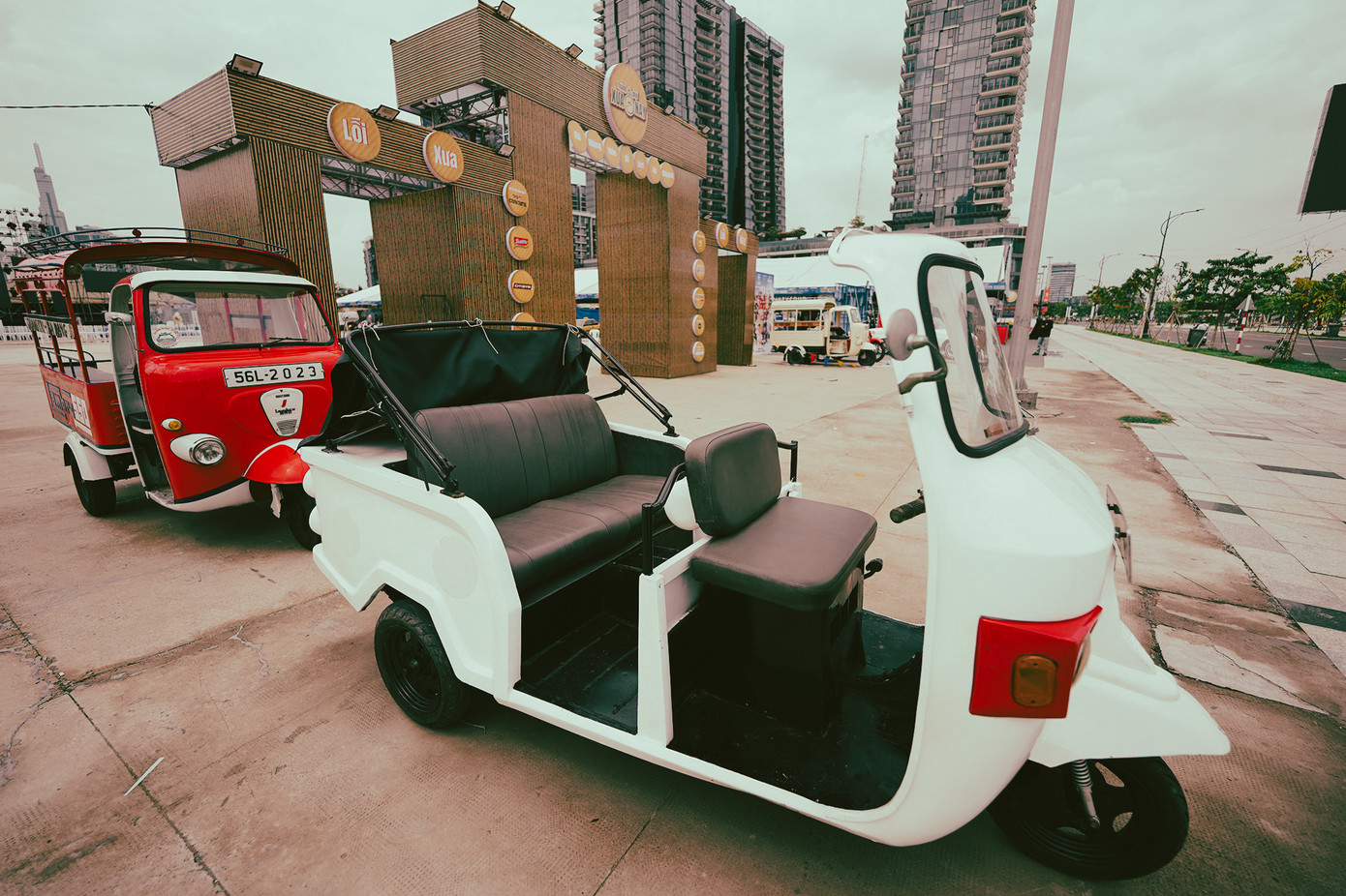 Mẫu xe Piaggio - phương tiện giao thông công cộng như xe lam nhưng có sức chở thấp hơn được dân chơi xe cổ "độ" lại khá bắt mắt