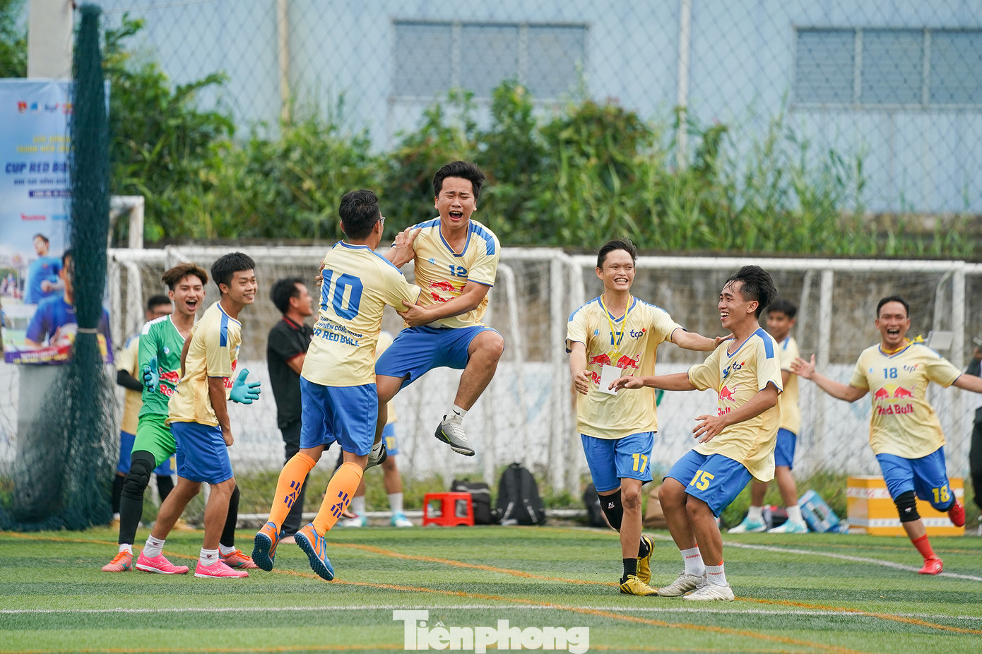 Niềm vui của cầu thủ đội Quyền Auto khi chiến thắng FKK Việt Nam với tỷ số 2-1 những phút bù giờ.