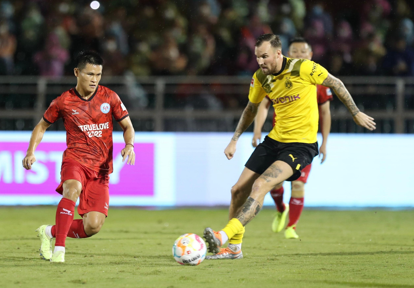 Tuấn Hải chặn đường tấn công của Petric. Tuấn Hải chặn đường tấn công của Petric.