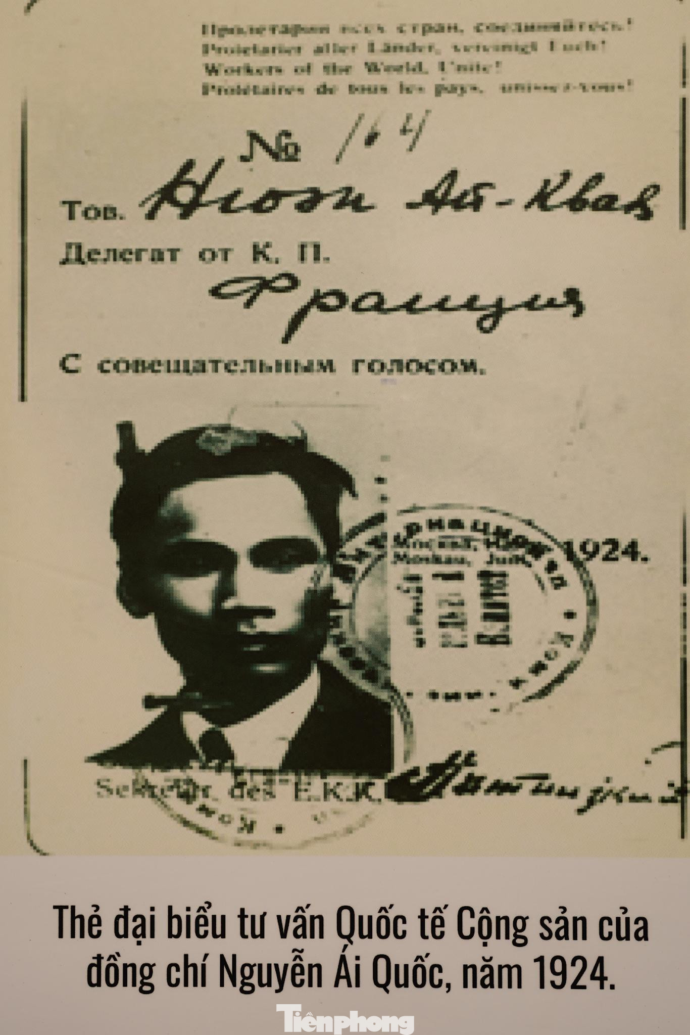 Hình ảnh thẻ đại biểu Quốc tế Cộng sản của Người năm 1924. Từ 1923, Nguyễn Ái Quốc bí mật rời Pháp đến Liên Xô. Là đảng viên Đảng cộng sản Pháp, đại biểu thuộc địa từ Đông Dương, Người được tham dự nhiều hội nghị quốc tế quan trọng như Hội nghị lần thứ nhất Quốc tế nông dân (1923), Đại hội Quốc tế Công hội đỏ (1924), Đại hội lần thứ 5 Quốc tế Cộng sản (1924), Đại hội lần thứ 4 Quốc tế Thanh niên (1924)…Lần đầu tiên trong lịch sử, có một người cộng sản Việt Nam đã được bầu vào Đoàn chủ tịch Quốc tế Nông dân; là người Việt Nam đầu tiên vào học Trường Đại học Phương Đông. Người cũng liên tục viết bài đăng trên các tờ báo cánh tả ở nhiều nước. Hình ảnh thẻ đại biểu Quốc tế Cộng sản của Người năm 1924. Từ 1923, Nguyễn Ái Quốc bí mật rời Pháp đến Liên Xô. Là đảng viên Đảng cộng sản Pháp, đại biểu thuộc địa từ Đông Dương, Người được tham dự nhiều hội nghị quốc tế quan trọng như Hội nghị lần thứ nhất Quốc tế nông dân (1923), Đại hội Quốc tế Công hội đỏ (1924), Đại hội lần thứ 5 Quốc tế Cộng sản (1924), Đại hội lần thứ 4 Quốc tế Thanh niên (1924)…Lần đầu tiên trong lịch sử, có một người cộng sản Việt Nam đã được bầu vào Đoàn chủ tịch Quốc tế Nông dân; là người Việt Nam đầu tiên vào học Trường Đại học Phương Đông. Người cũng liên tục viết bài đăng trên các tờ báo cánh tả ở nhiều nước.