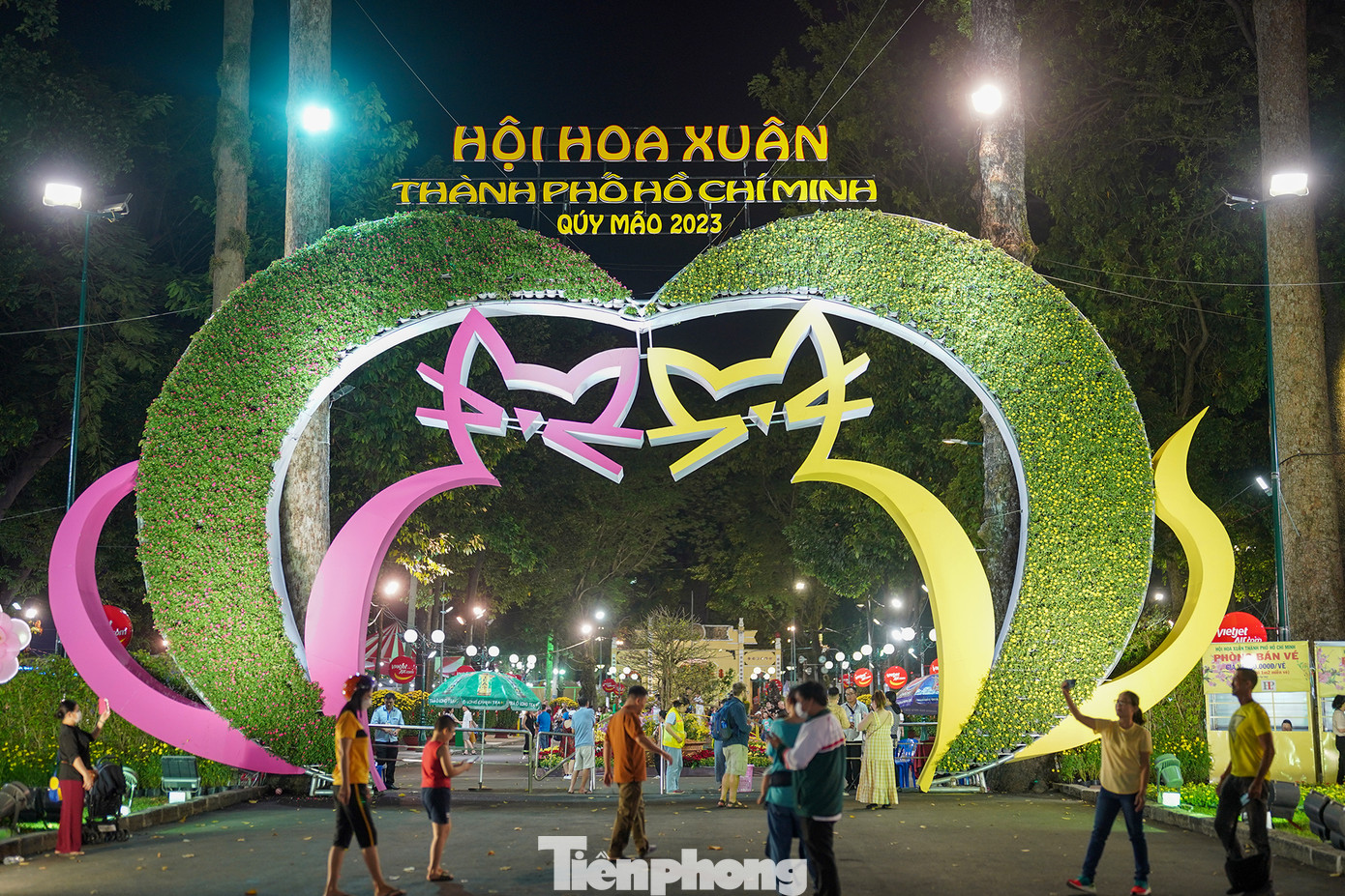 Năm nay, Hội Hoa Xuân với chủ đề &quot;Xuân an vui - Xuân thịnh vượng&quot; khai mạc vào 18h ngày 16/1 (tức 25 tháng chạp) đến hết ngày 27.1.2023 (tức mùng 6 tết). Năm nay, giá vé vào cổng là 30.000 đồng, trẻ em dưới 1,2 m được miễn vé.