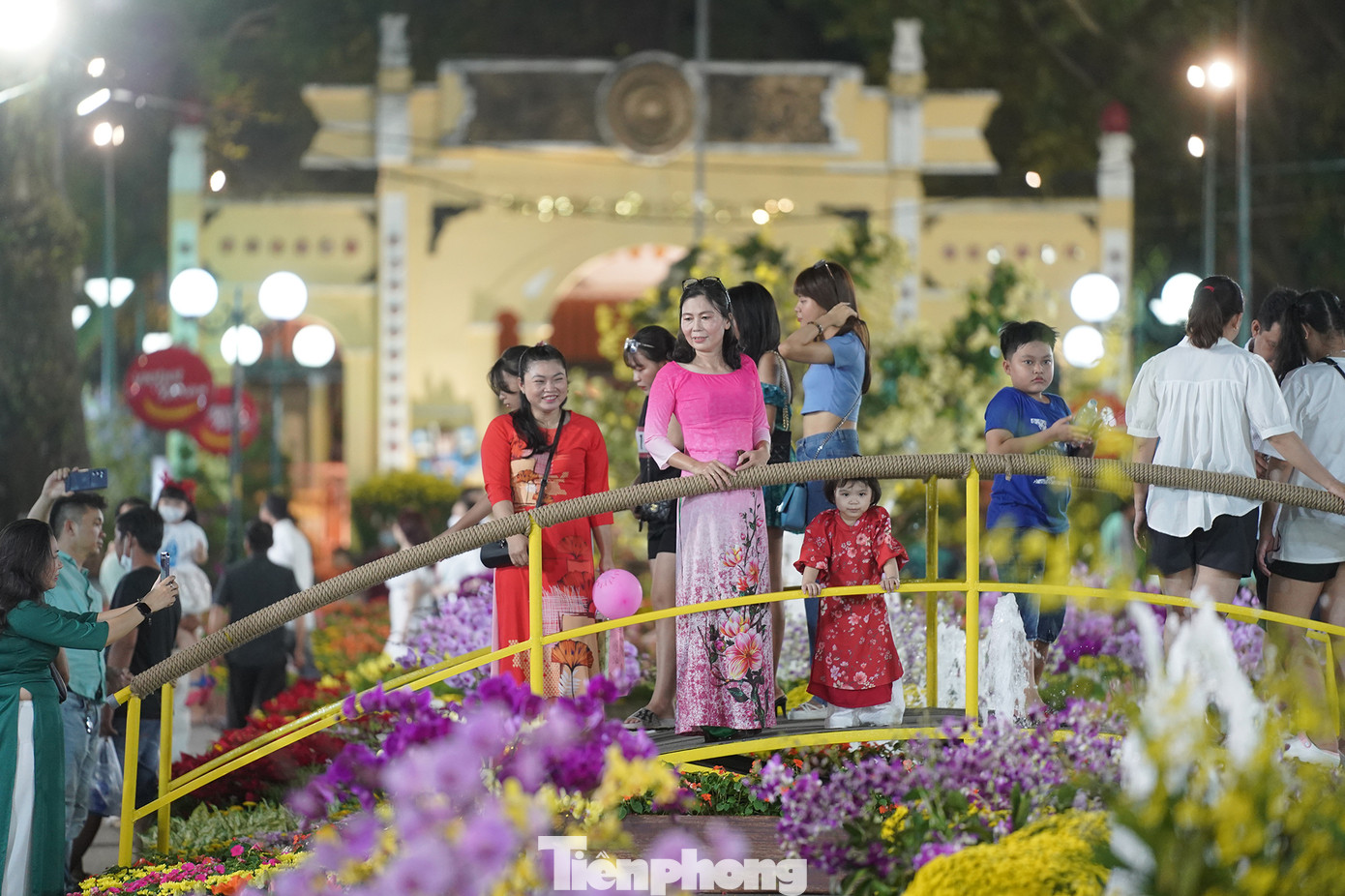 Tại Hội Hoa Xuân Tết Quý Mão, khách tham quan cũng có thể chiêm ngưỡng bộ sưu tập trà my rừng – trà my Úc, mai vàng Canada, bộ sưu tập hồng cổ, cây anh đào cổ thụ, các loại kiểng lá đột biến mới lạ, bộ sưu tập các loài cá biển, cá koi, cá beta cùng 3 tác phẩm điêu khắc &quot;Cửu Long Tranh Châu&quot; được làm từ rễ cây khô nguyên khối...