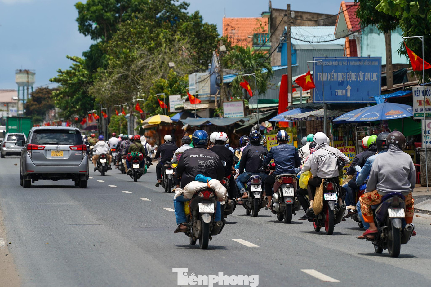 Lượng phương tiện tăng, có xe máy đi cả vào làn dành cho ô tô.