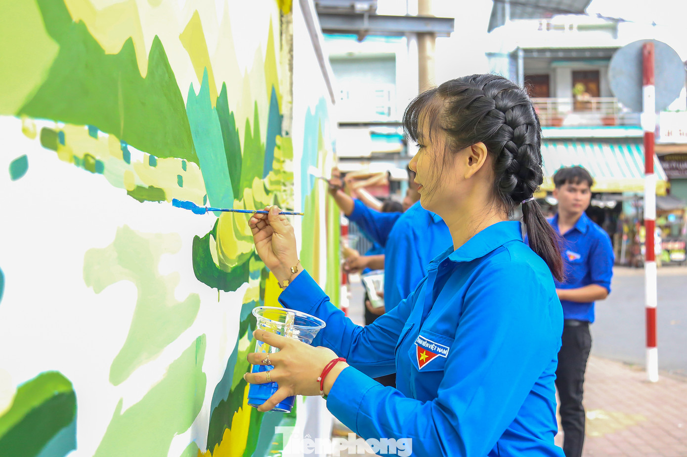 Tại huyện Bến Lức, lãnh đạo T.Ư Đoàn và tỉnh Long An chung tay cùng các bạn đoàn viên thanh niên khánh thành con đường bích họa Lê Văn Vịnh. Bên cạnh mô tả cảnh sắc làng quê, chủ đề của những bức tranh cũng hướng tới tuyên truyền về bảo vệ môi trường xanh - sạch - đẹp, xây dựng phường đô thị văn minh. Những gam màu chủ đạo của tuyến đường bích họa này tạo nên một màu xanh mát mắt. Tại huyện Bến Lức, lãnh đạo T.Ư Đoàn và tỉnh Long An chung tay cùng các bạn đoàn viên thanh niên khánh thành con đường bích họa Lê Văn Vịnh. Bên cạnh mô tả cảnh sắc làng quê, chủ đề của những bức tranh cũng hướng tới tuyên truyền về bảo vệ môi trường xanh - sạch - đẹp, xây dựng phường đô thị văn minh. Những gam màu chủ đạo của tuyến đường bích họa này tạo nên một màu xanh mát mắt.