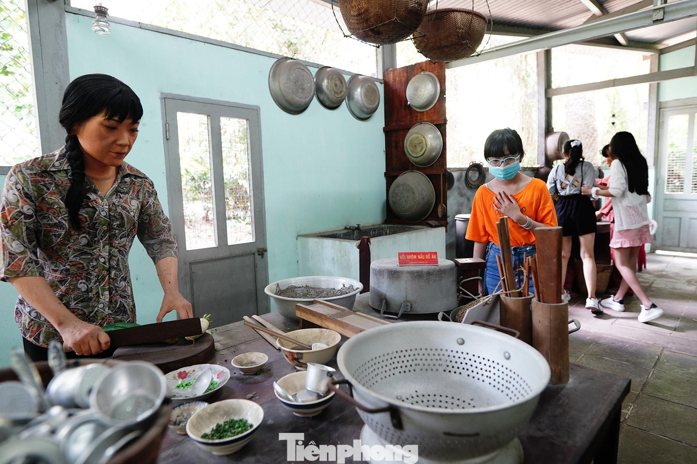 Sở Văn hóa và Thể thao TPHCM đã bố trí không gian tái hiện cảnh buôn bán, sinh hoạt của gia đình ông Nguyễn Văn Tửng với nhiều khu vực như nhà bếp, nơi nấu ăn, chỗ ngủ, các bàn ăn, khu vực tính tiền… để ghi dấu một cơ sở cách mạng trong Thảo Cầm Viên ngay giữa lòng TPHCM. Sở Văn hóa và Thể thao TPHCM đã bố trí không gian tái hiện cảnh buôn bán, sinh hoạt của gia đình ông Nguyễn Văn Tửng với nhiều khu vực như nhà bếp, nơi nấu ăn, chỗ ngủ, các bàn ăn, khu vực tính tiền… để ghi dấu một cơ sở cách mạng trong Thảo Cầm Viên ngay giữa lòng TPHCM.