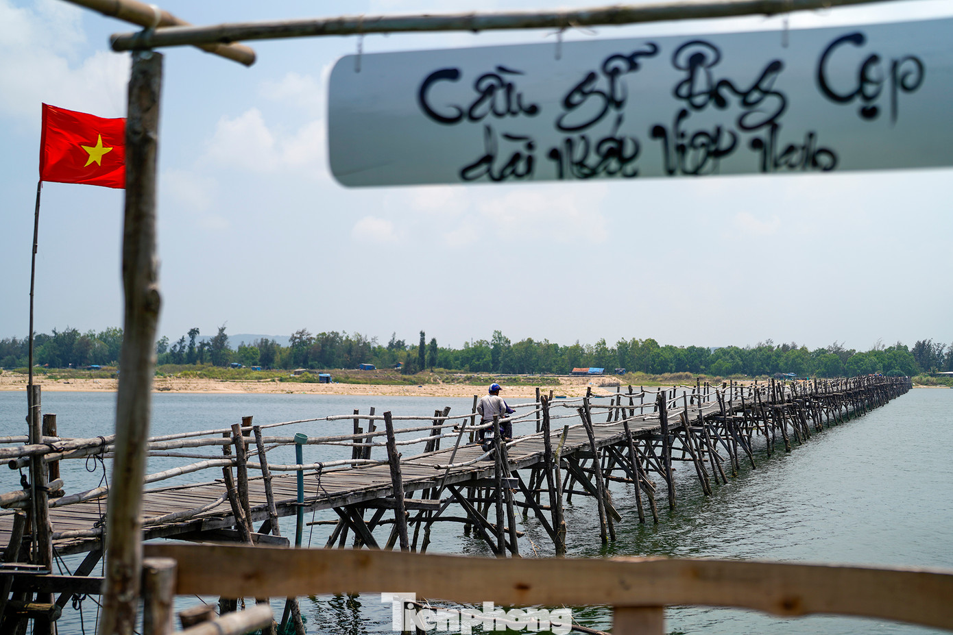Cầu Ông Cọp (huyện Tuy An) dài khoảng 800m thường hư hỏng vào mùa mưa bão, nhưng luôn được người dân địa phương góp tiền dựng lại để thuận tiện cho đi lại.