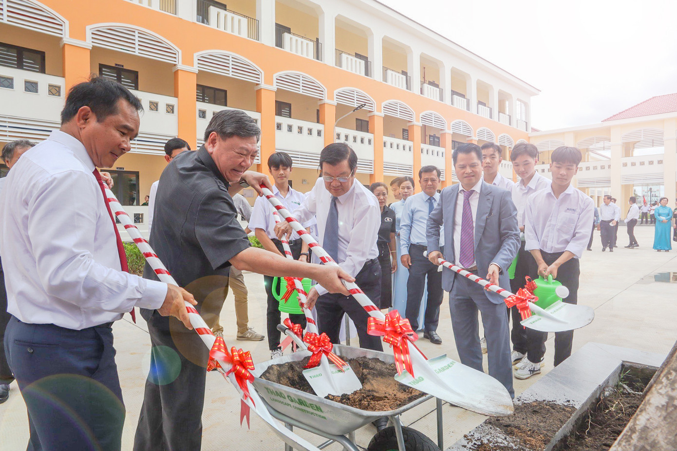 Nguyên lãnh đạo nhà nước cùng đại biểu trồng cây lưu niệm.