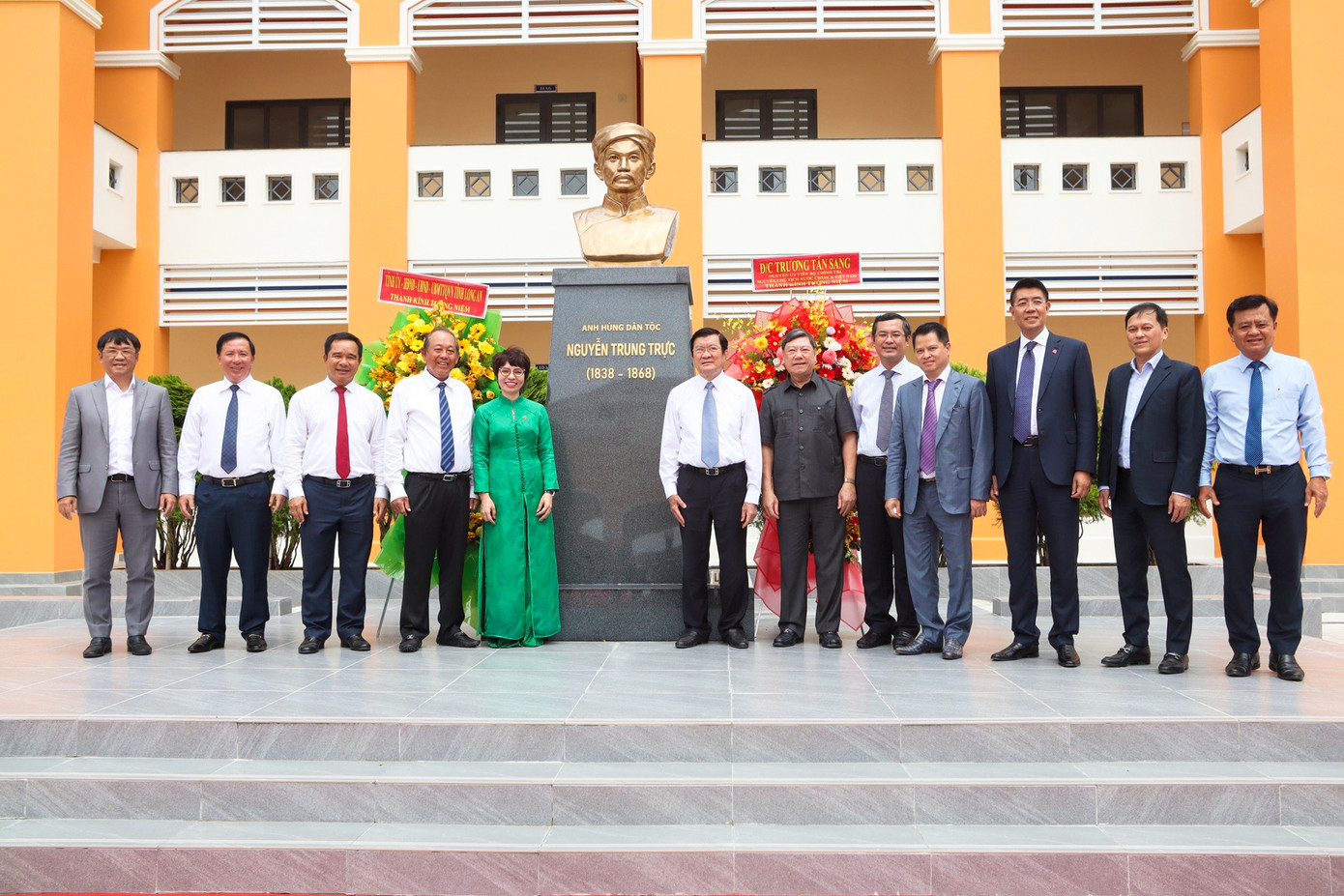 Nguyên lãnh đạo nhà nước, lãnh đạo Trung ương, lãnh đạo tỉnh Long An chụp ảnh lưu niệm tại ngôi trường mới.