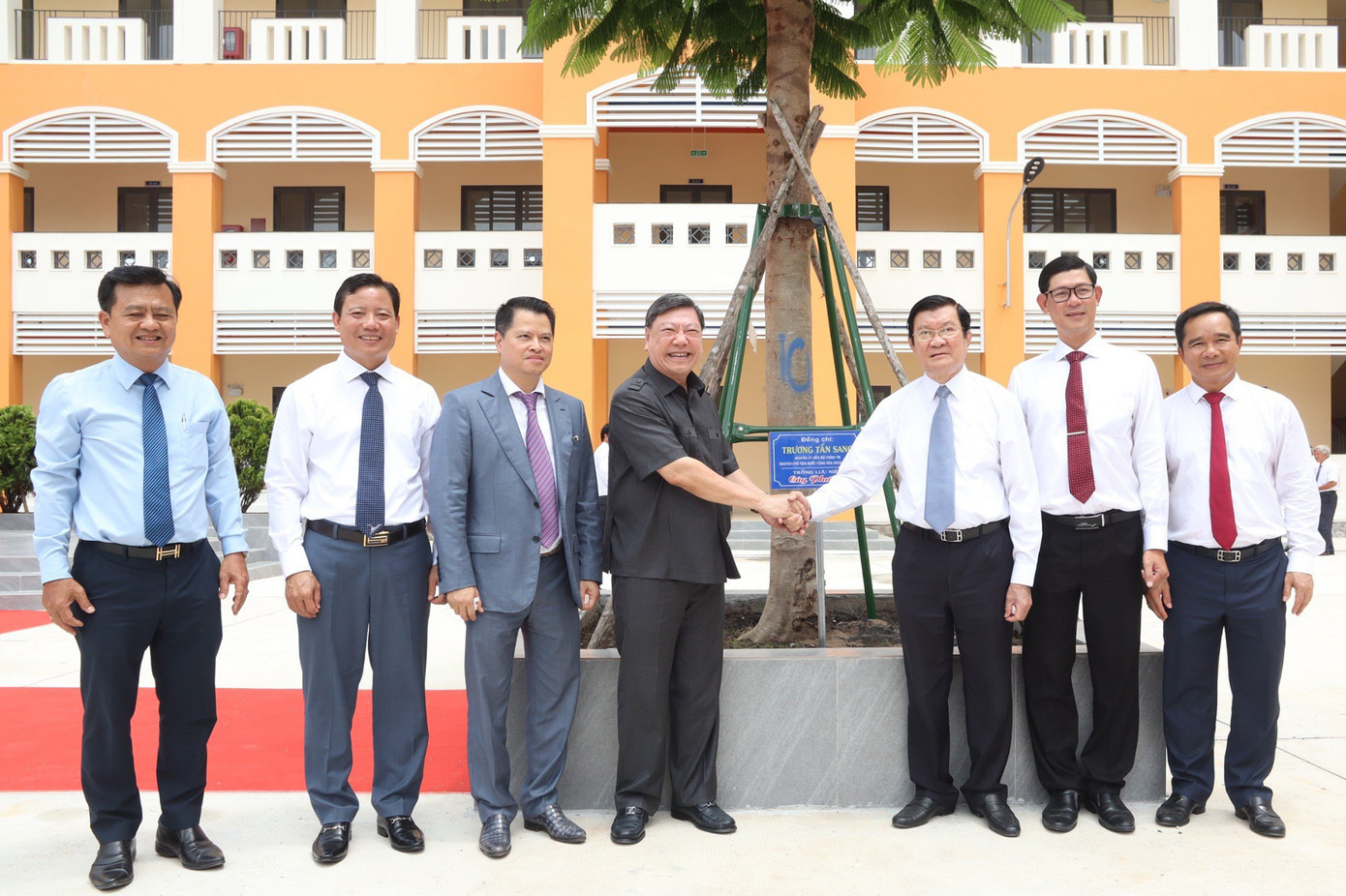 Trường THPT Nguyễn Trung Trực được nguyên Chủ tịch nước Trương Tấn Sang vận động các nhà hảo tâm tài trợ xây dựng.