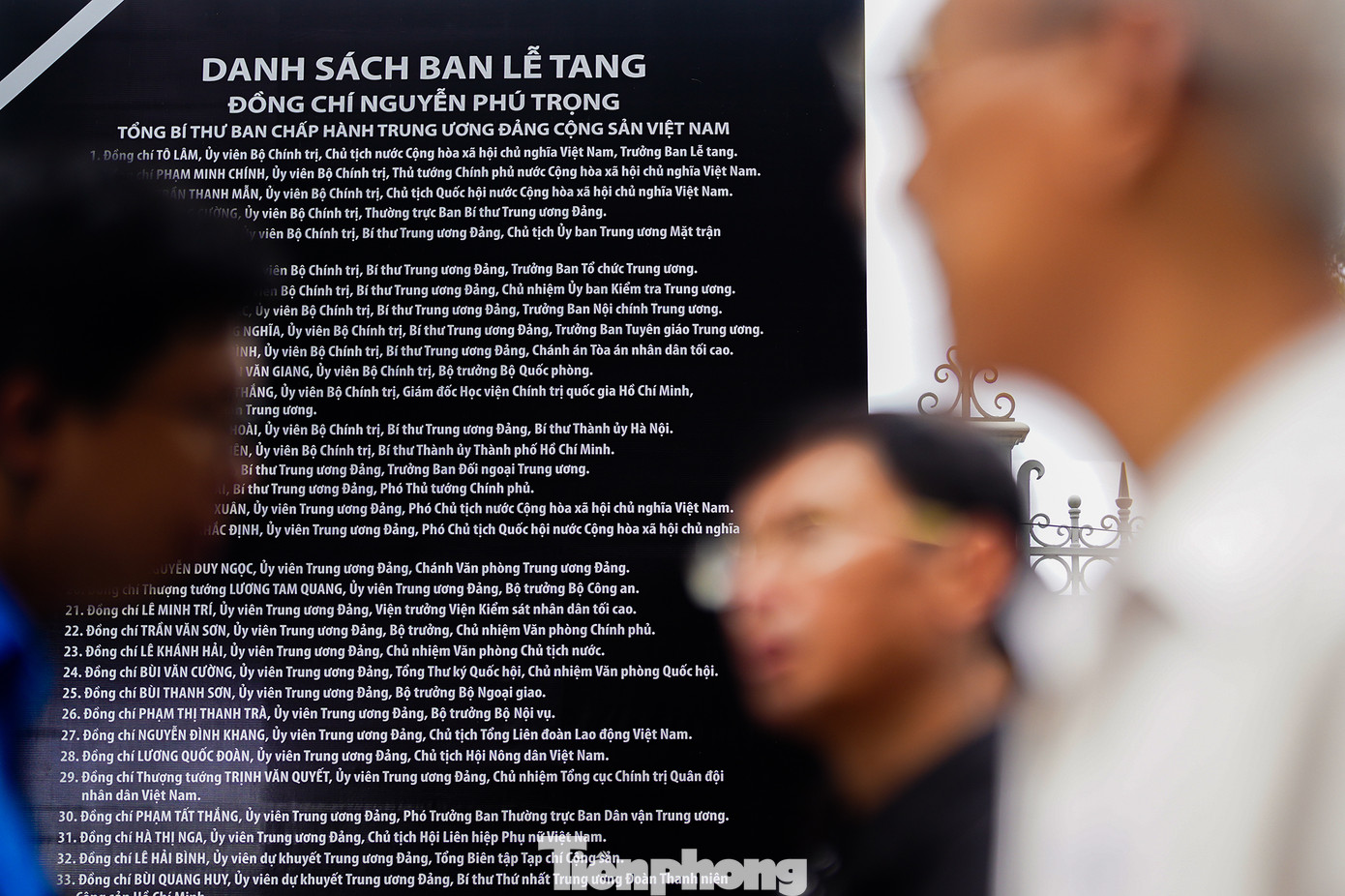 Các đoàn đại biểu và người dân xếp hàng chờ viếng Tổng Bí thư Nguyễn Phú Trọng tại Hội trường Thống Nhất (TPHCM) sáng 25/7. Các đoàn đại biểu và người dân xếp hàng chờ viếng Tổng Bí thư Nguyễn Phú Trọng tại Hội trường Thống Nhất (TPHCM) sáng 25/7.