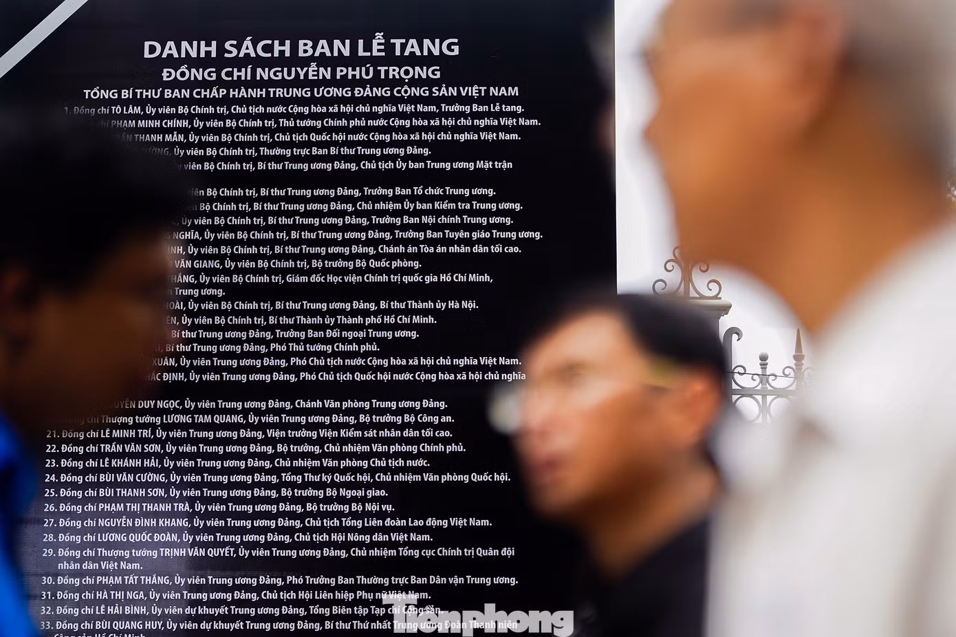 Các đoàn đại biểu và người dân xếp hàng chờ viếng Tổng Bí thư Nguyễn Phú Trọng tại Hội trường Thống Nhất (TPHCM) sáng 25/7. Các đoàn đại biểu và người dân xếp hàng chờ viếng Tổng Bí thư Nguyễn Phú Trọng tại Hội trường Thống Nhất (TPHCM) sáng 25/7.