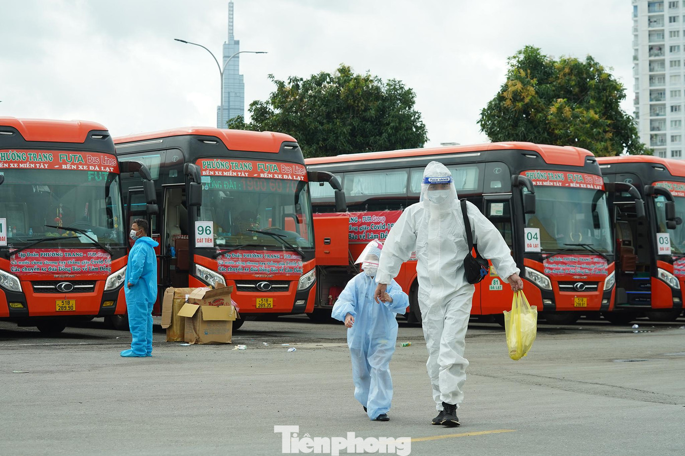 Đã có những chuyến hồi hương quy mô lớn được chính quyền và doanh nghiệp vận tải hỗ trợ người dân.