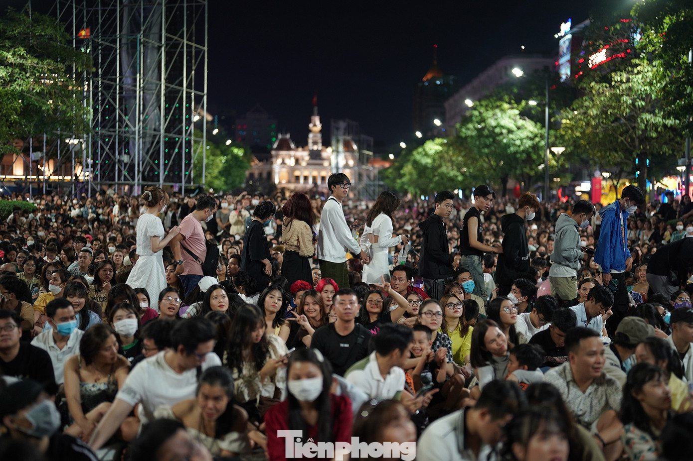 Việc di chuyển ngang qua phố Nguyễn Huệ cũng là việc không hề đơn giản và dễ dàng giữa biển người.