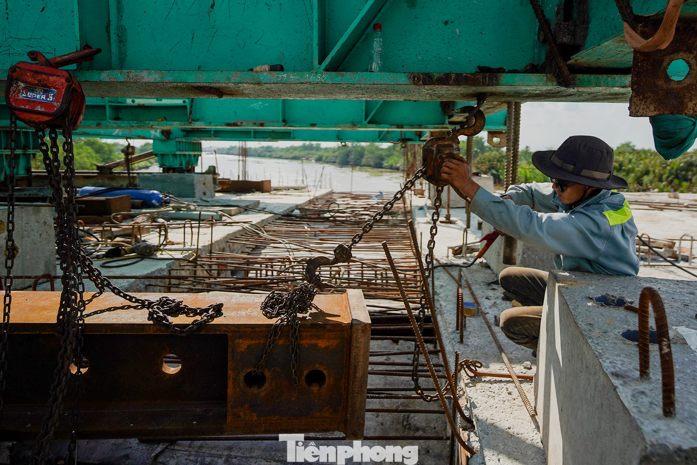 Công nhân đang vận hành phần xe đúc đấu nối thiết bị dằm chống vặn chuẩn bị cho lễ hợp long. (Dằm chống vặn là phần đấu nối quan trọng giúp ổn định bề mặt hai nhịp cầu)