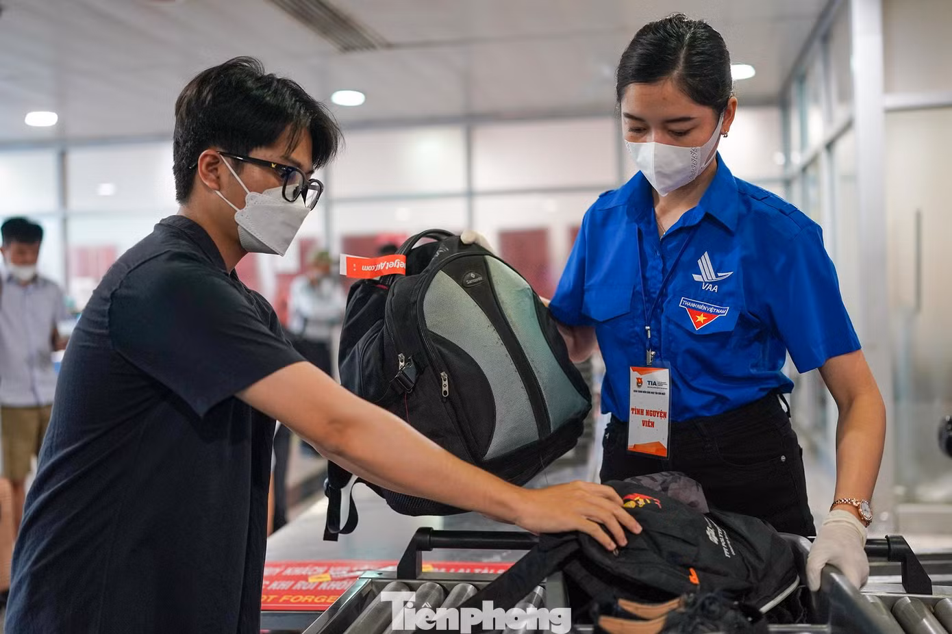 Từ 28/4-3/5, Chi đoàn cảng hàng không quốc tế Tân Sơn Nhất phối hợp cùng các chi đoàn bạn ghi nhận có khoảng 100 đoàn viên tham gia tình nguyện hỗ trợ hành khách tại sân bay.