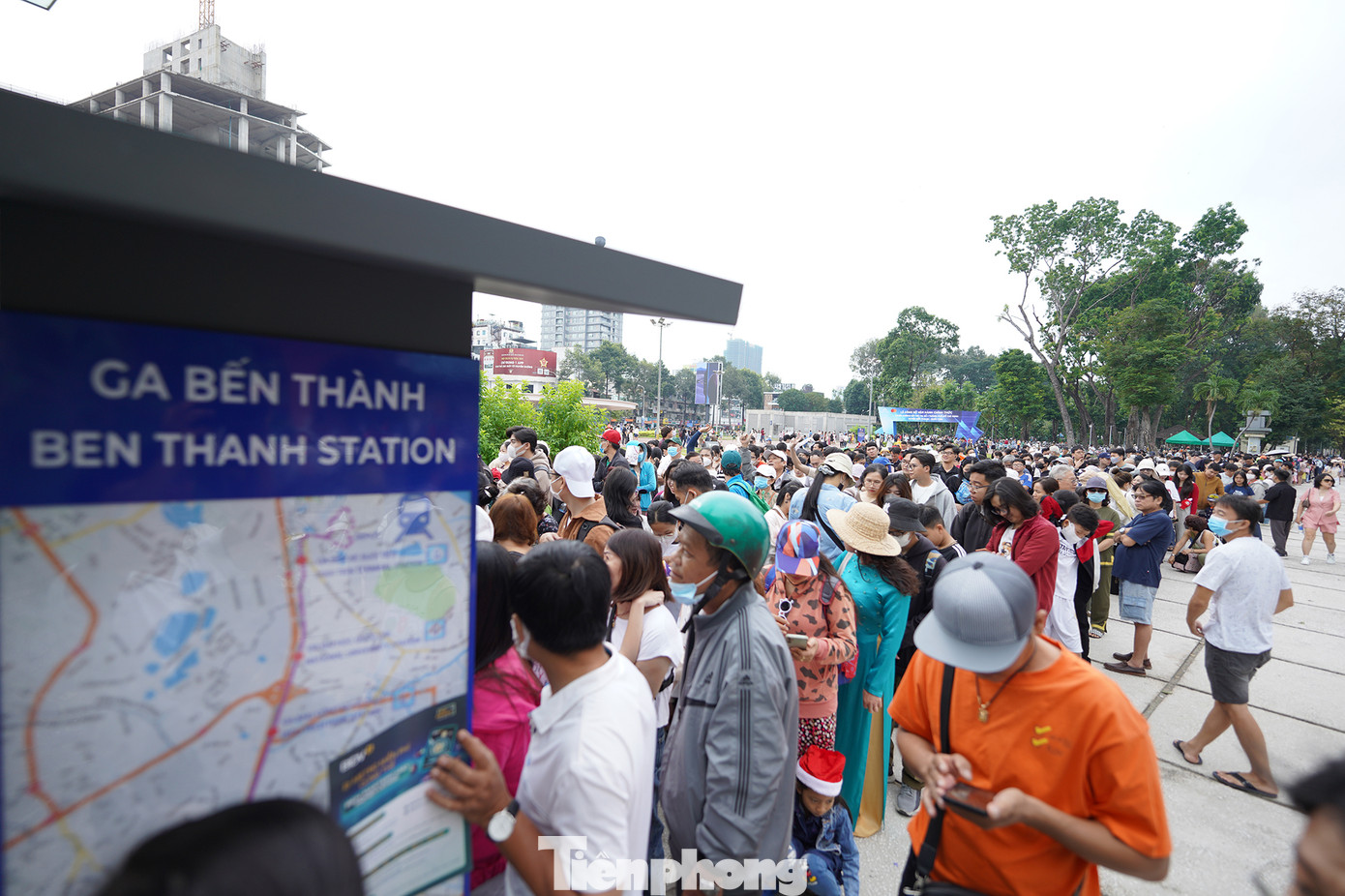 Khu vực bãi xe, công viên, giếng trời tại ga Bến Thành đông nghẹt người xếp hàng chờ mở cửa.
