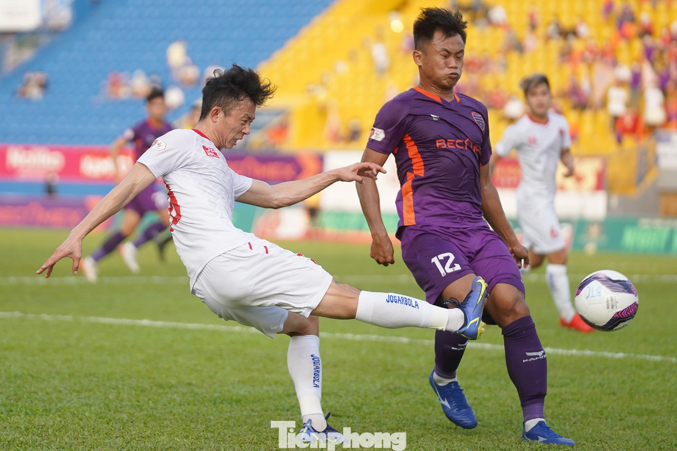 CLB Hải Phòng vẫn kiểm soát được thế trận, điều này khiến cho ý đồ tìm kiếm bàn gỡ hòa của Bình Dương gặp khó khăn.