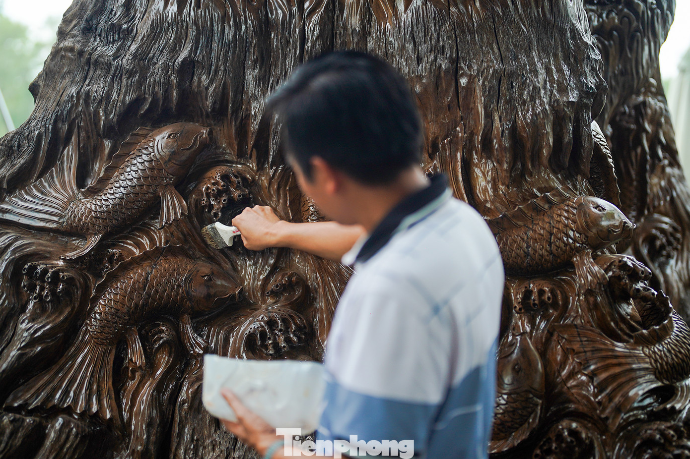 Dòng sông "Cửu ngư hoá long" được 3 nhân công tạo tác suốt 2 tháng. Dòng sông "Cửu ngư hoá long" được 3 nhân công tạo tác suốt 2 tháng.