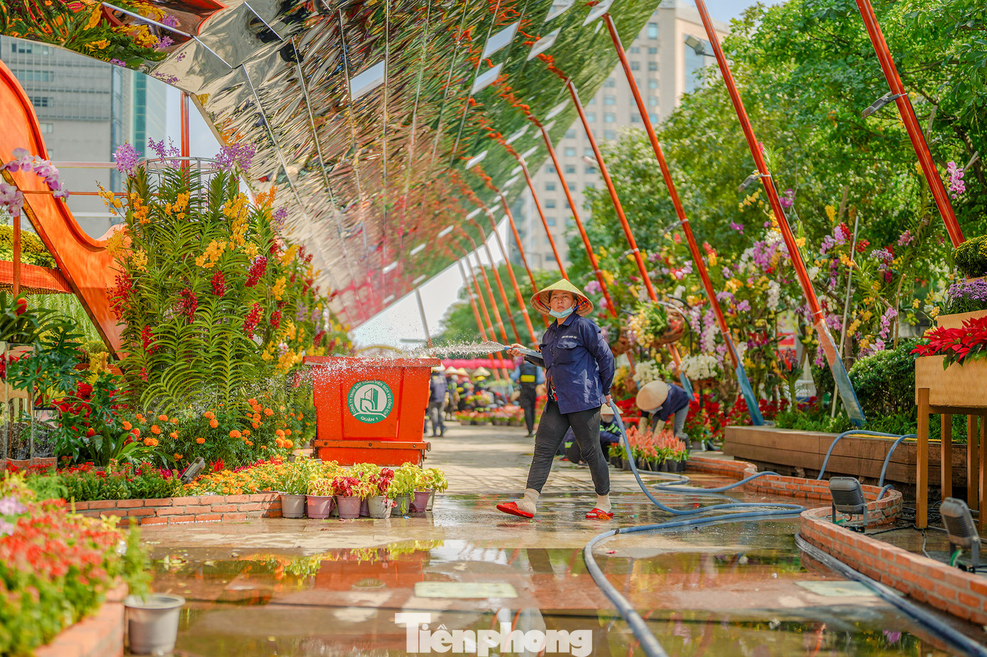 Các công nhân đang tất bật với những công đoạn cuối cùng khi thời gian mở cửa chỉ còn khoảng 24 giờ.