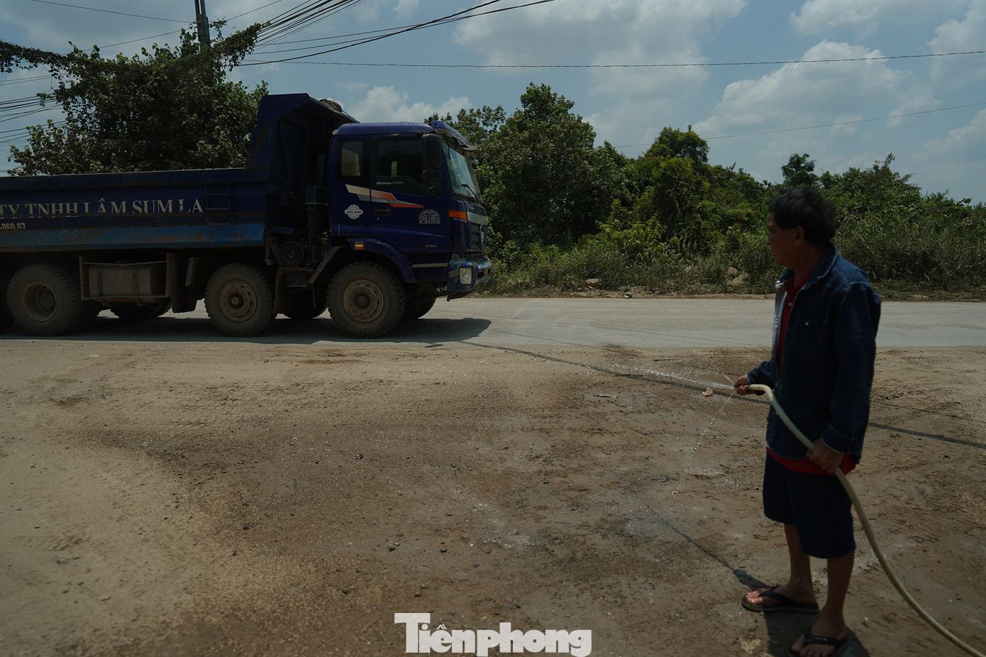 Ông Nguyễn Văn Xuân (ấp 1B, xã Hựu Thạnh) sống ở đây gần 10 năm nhưng những năm gần đây phải cam chịu cảnh bụi bặm. Ông Nguyễn Văn Xuân (ấp 1B, xã Hựu Thạnh) sống ở đây gần 10 năm nhưng những năm gần đây phải cam chịu cảnh bụi bặm.