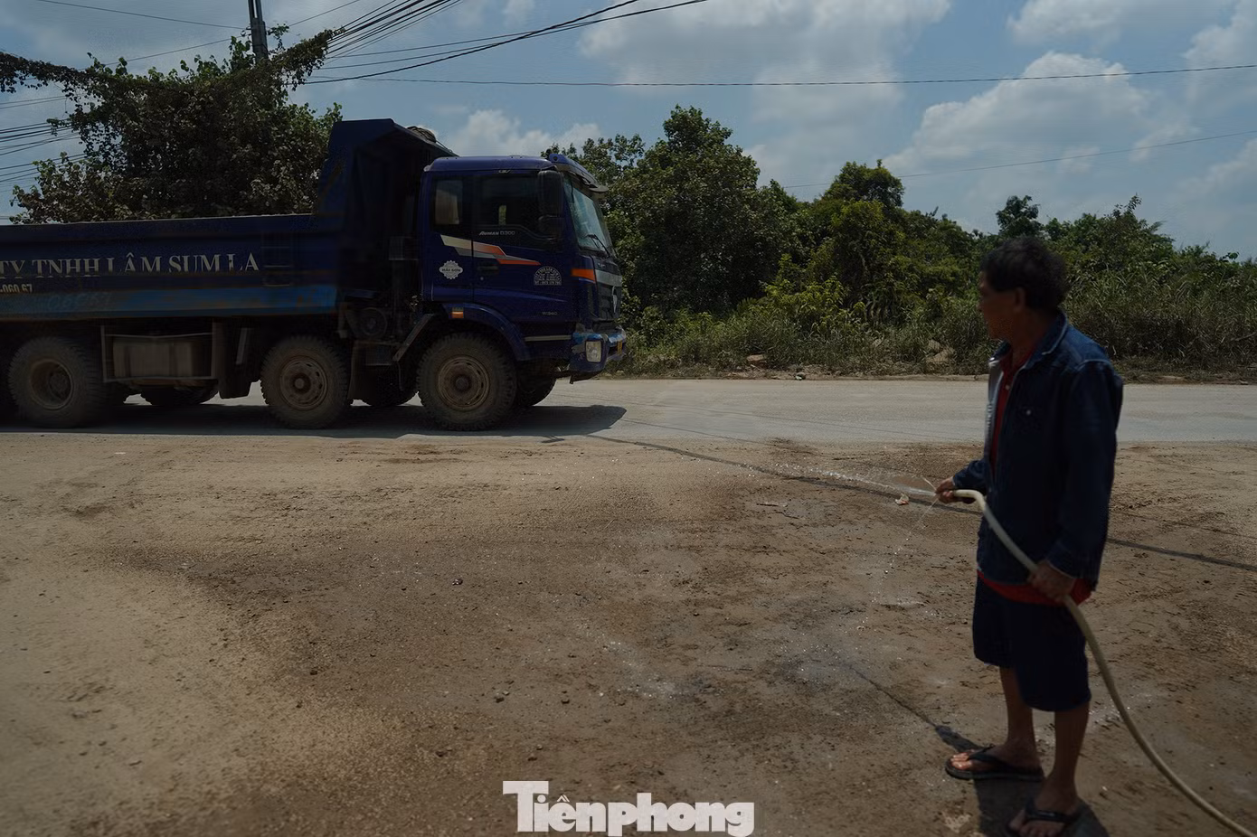 Ông Nguyễn Văn Xuân (ấp 1B, xã Hựu Thạnh) sống ở đây gần 10 năm nhưng những năm gần đây phải cam chịu cảnh bụi bặm. Ông Nguyễn Văn Xuân (ấp 1B, xã Hựu Thạnh) sống ở đây gần 10 năm nhưng những năm gần đây phải cam chịu cảnh bụi bặm.