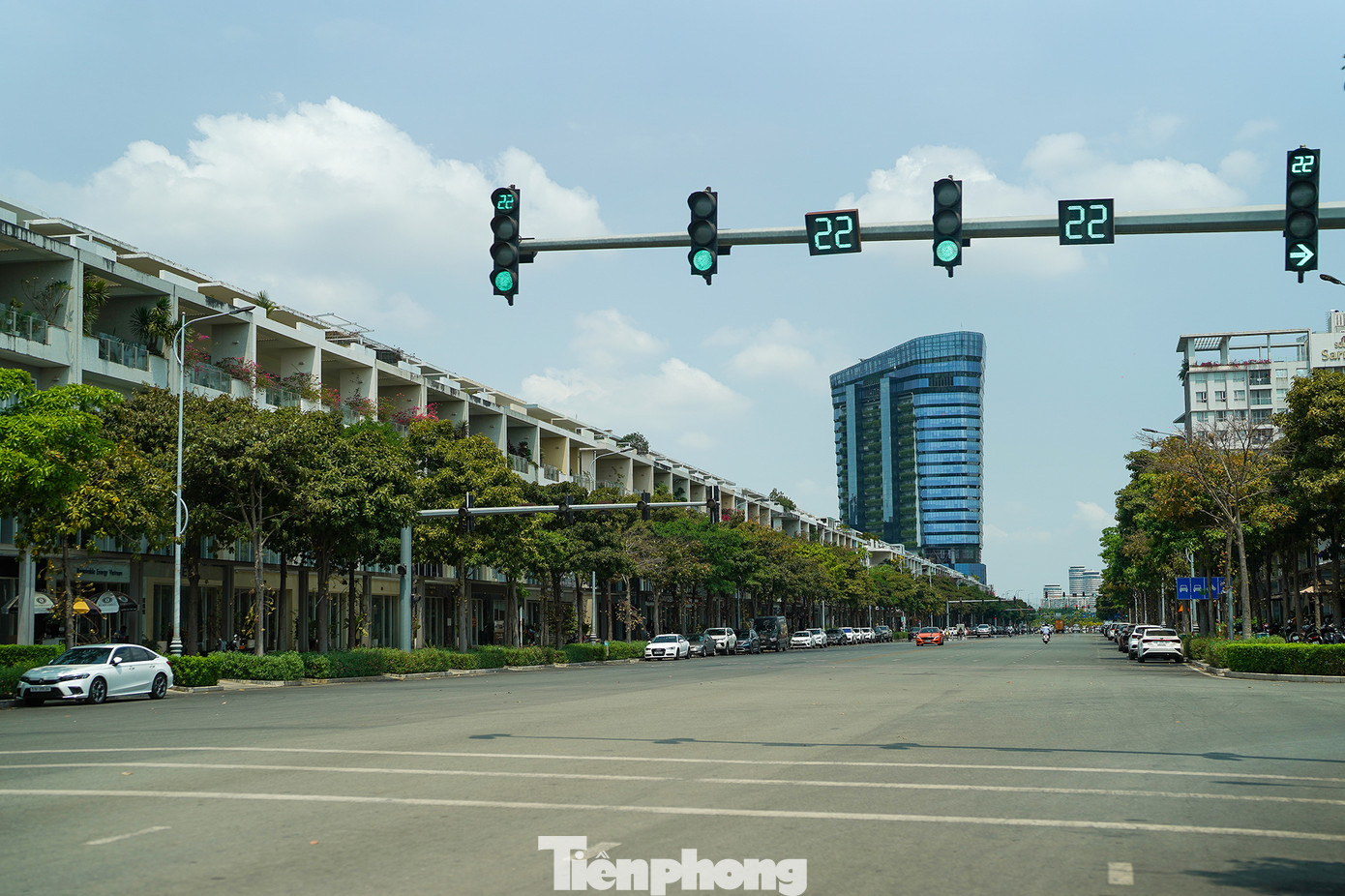 Đường Nguyễn Cơ Thạch nằm trong Khu đô thị Sala, là tuyến đại lộ đẹp nhất trong Khu đô thị mới Thủ Thiêm.