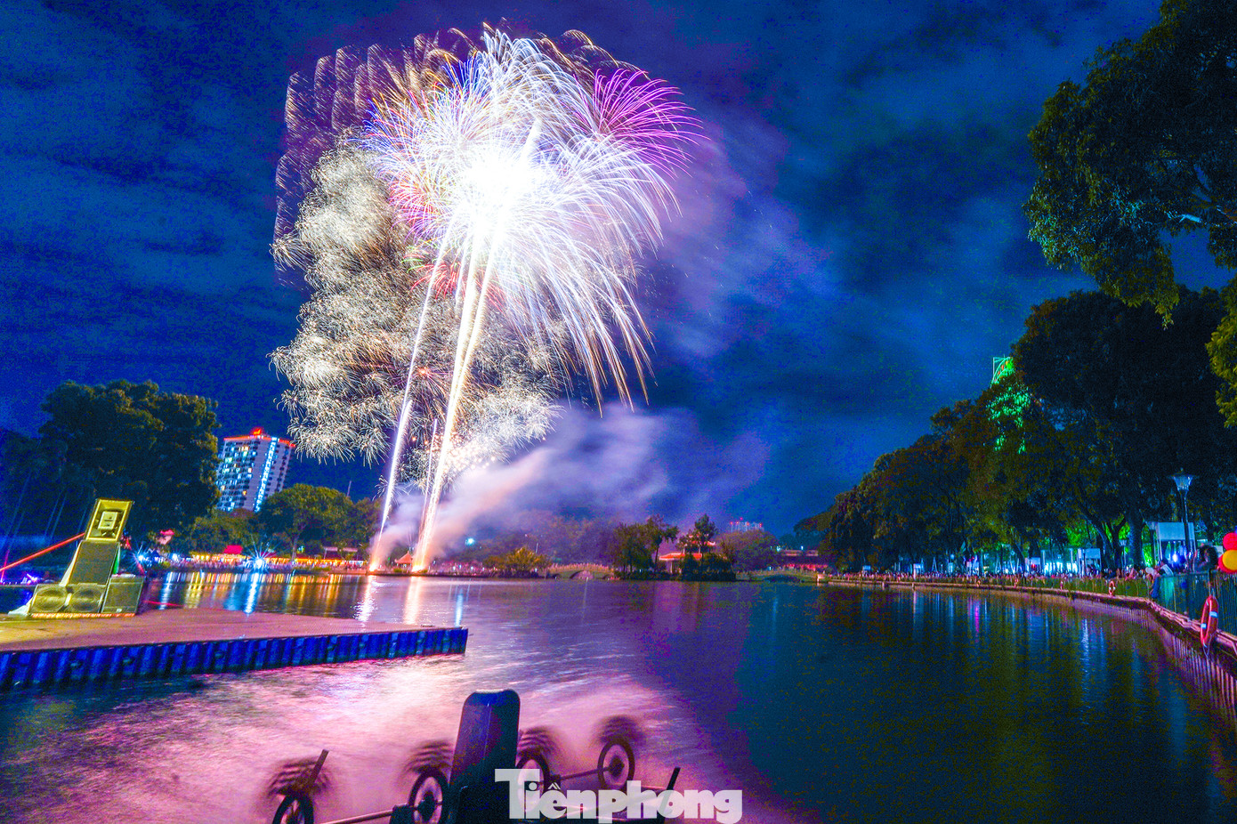 Mỗi quả pháo hoa nổ tung trong trong tiếng reo hò, vỗ tay của mọi người