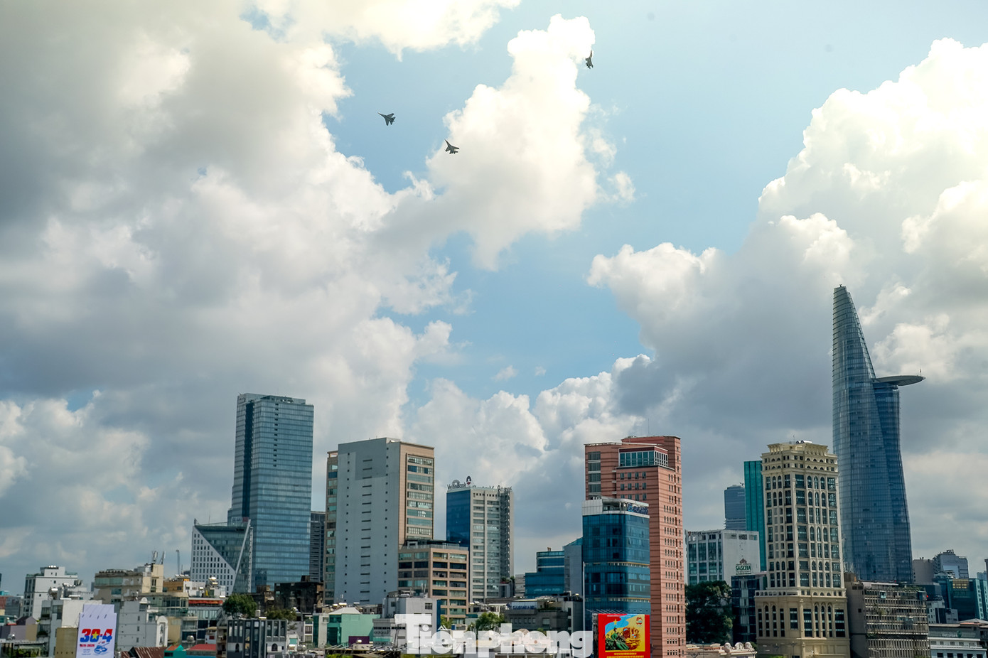 Bài tách tốp của nhóm 3 chiếc tiêm kích Su-30MK2 làm mãn nhãn nhiều người dân TPHCM.